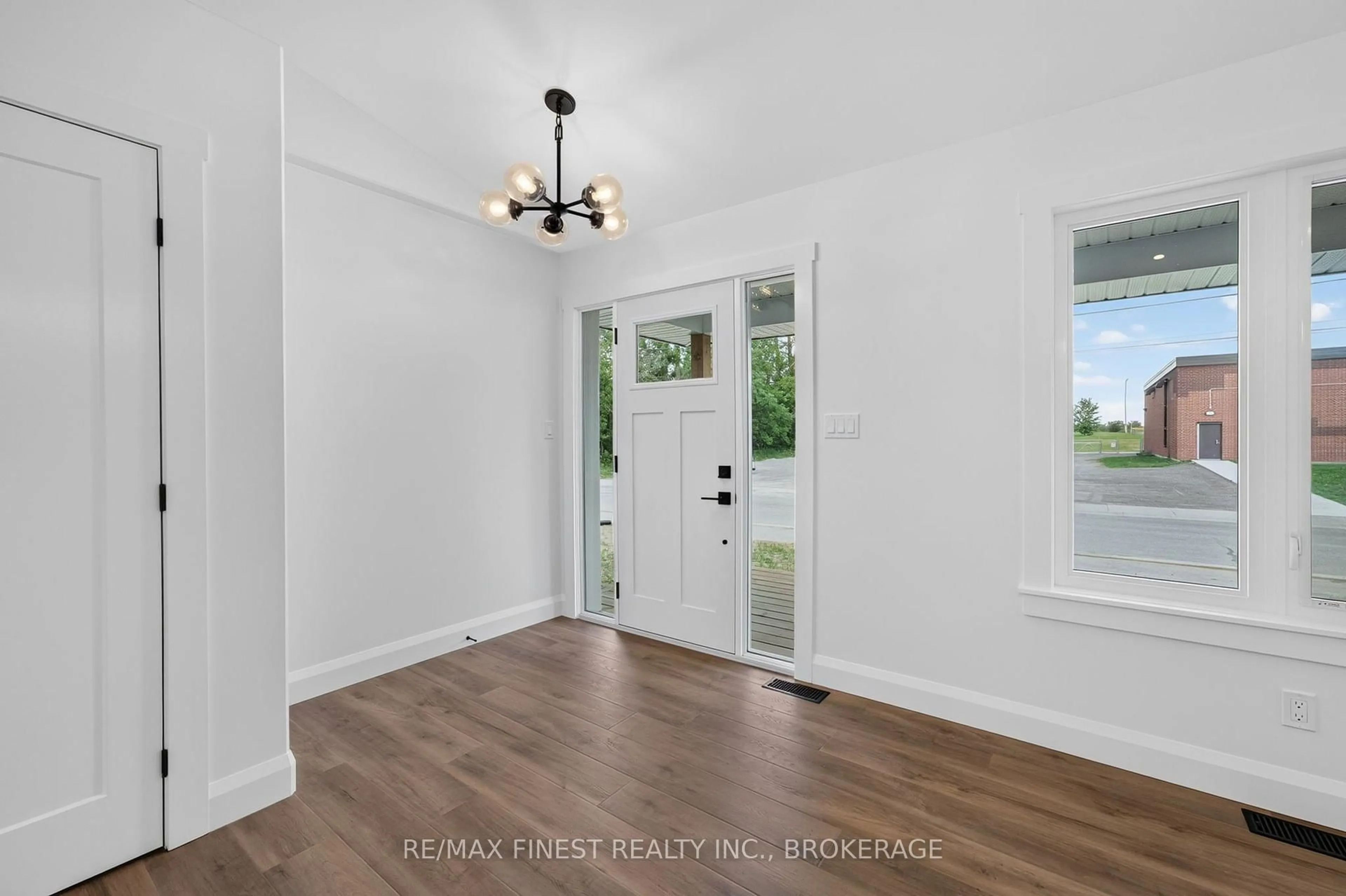 Indoor entryway for 37 East St, Limoges Ontario K0K 2M0