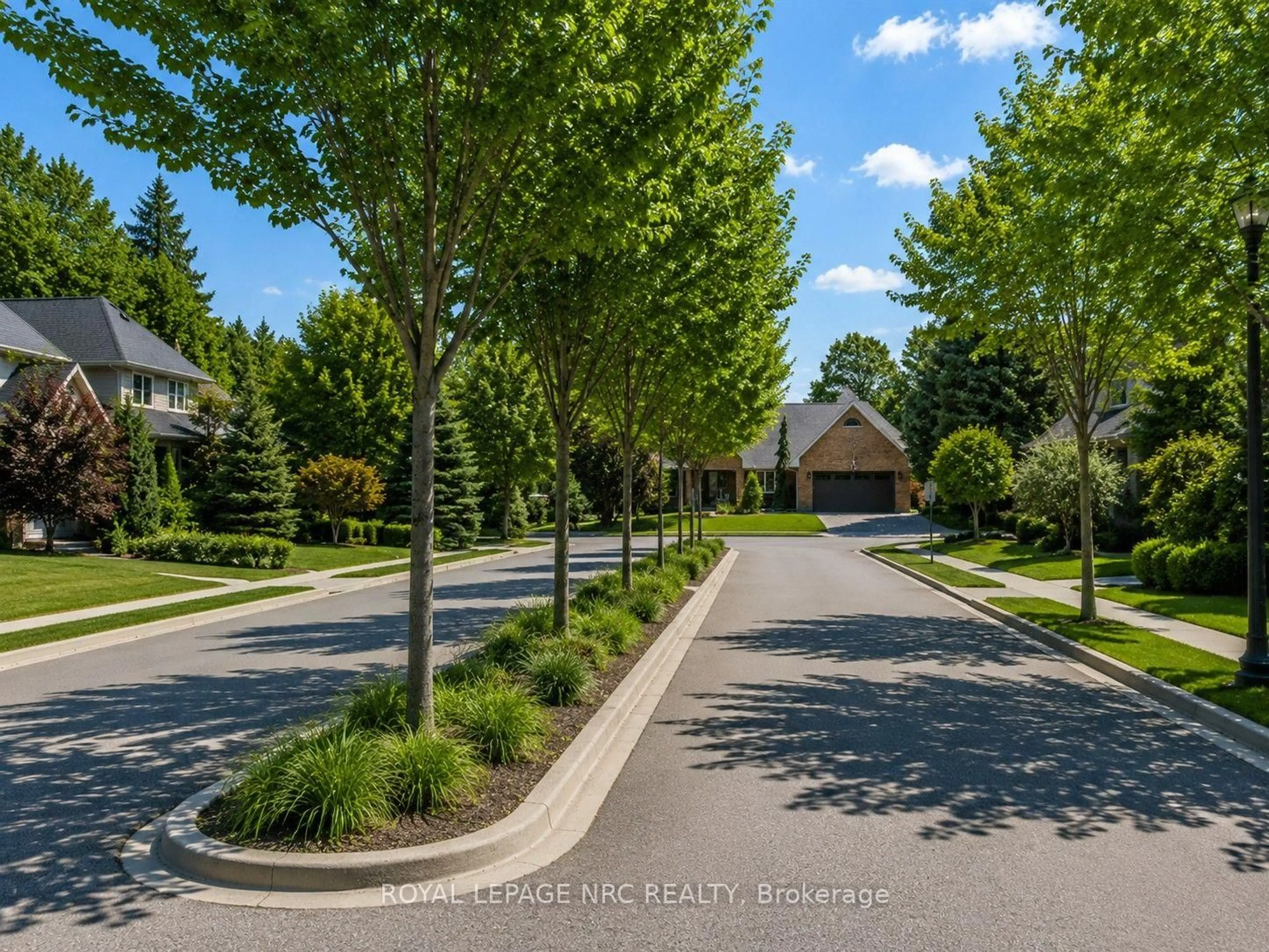 A pic from outside/outdoor area/front of a property/back of a property/a pic from drone, street for 15 Petronella Pkwy, Pelham Ontario L0S 1E0