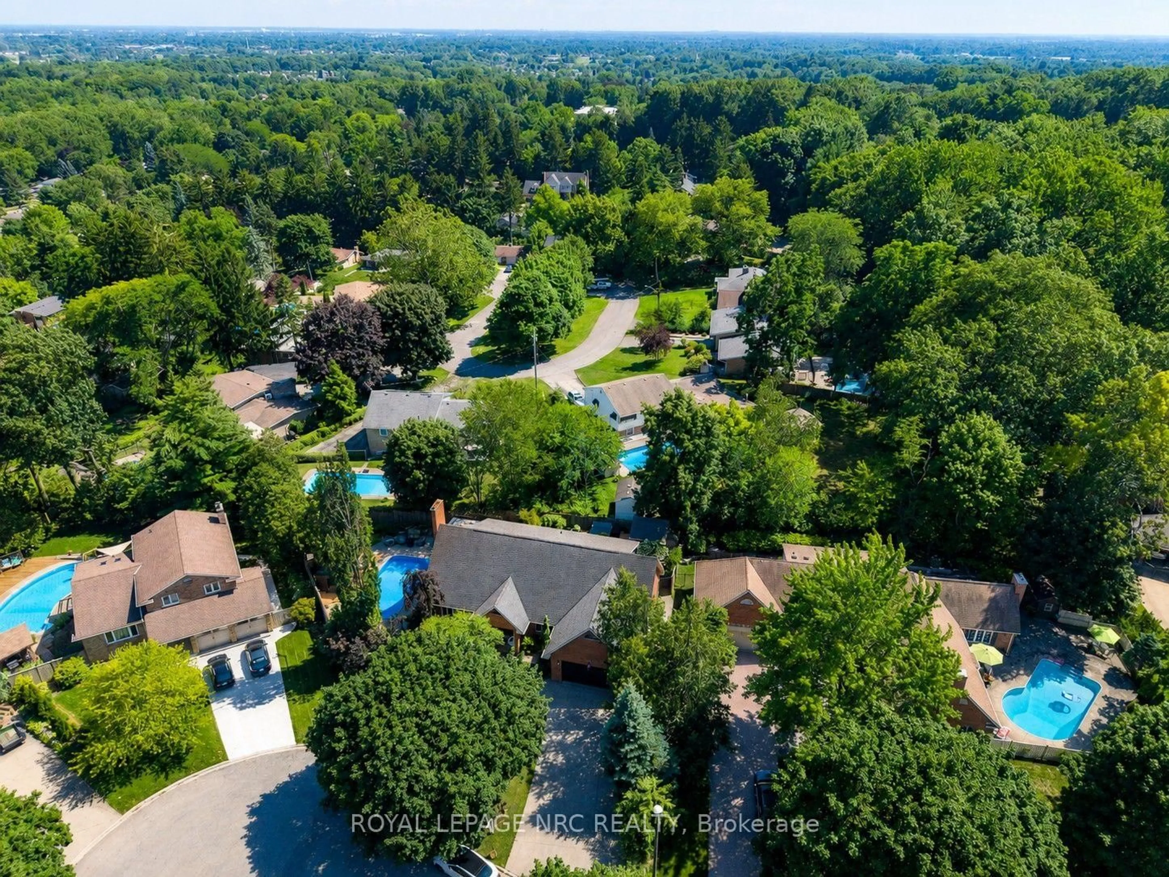 A pic from outside/outdoor area/front of a property/back of a property/a pic from drone, unknown for 15 Petronella Pkwy, Pelham Ontario L0S 1E0