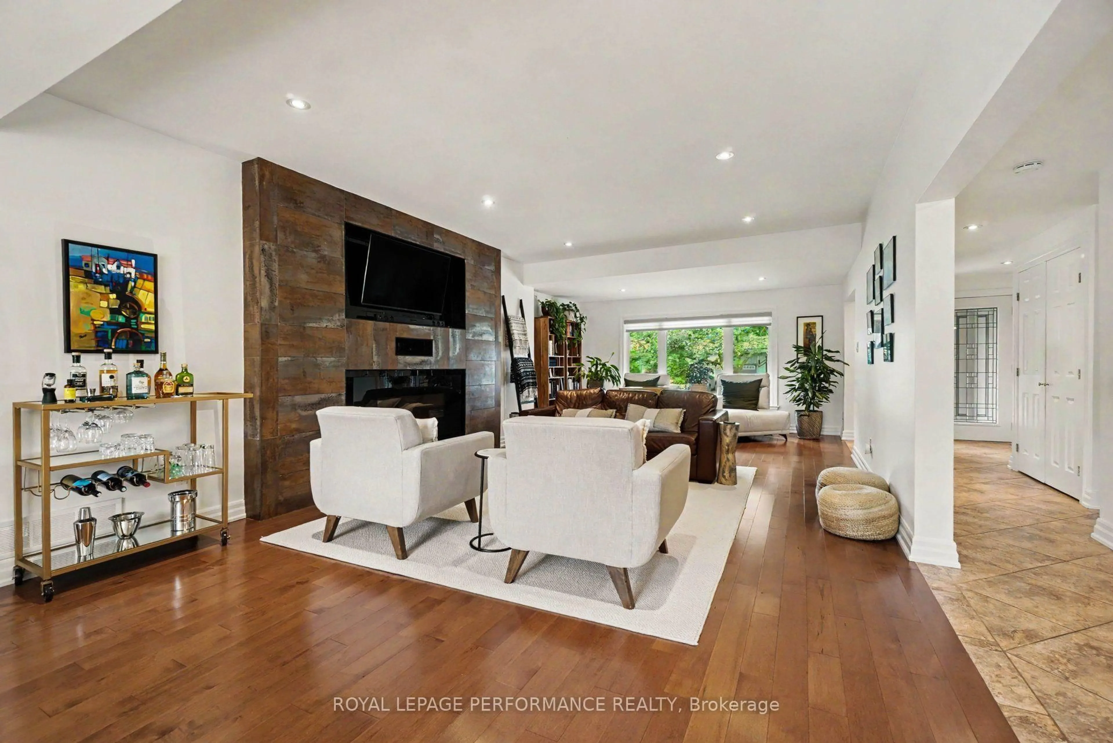 Living room with furniture, unknown for 2061 Cabot St, Ottawa Ontario K1H 6J7