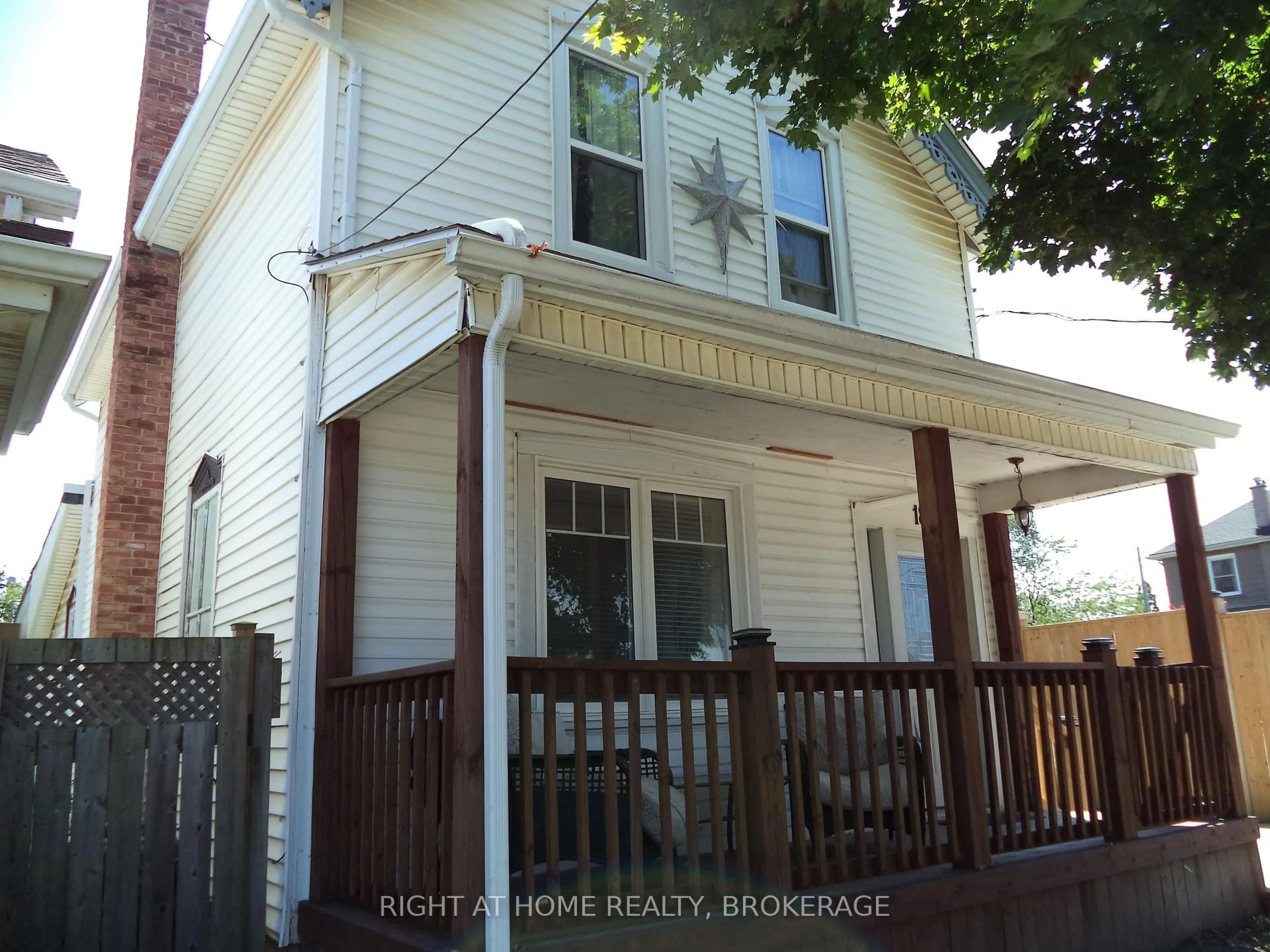 Unknown for 18 Almond St, St. Catharines Ontario L2T 1E9