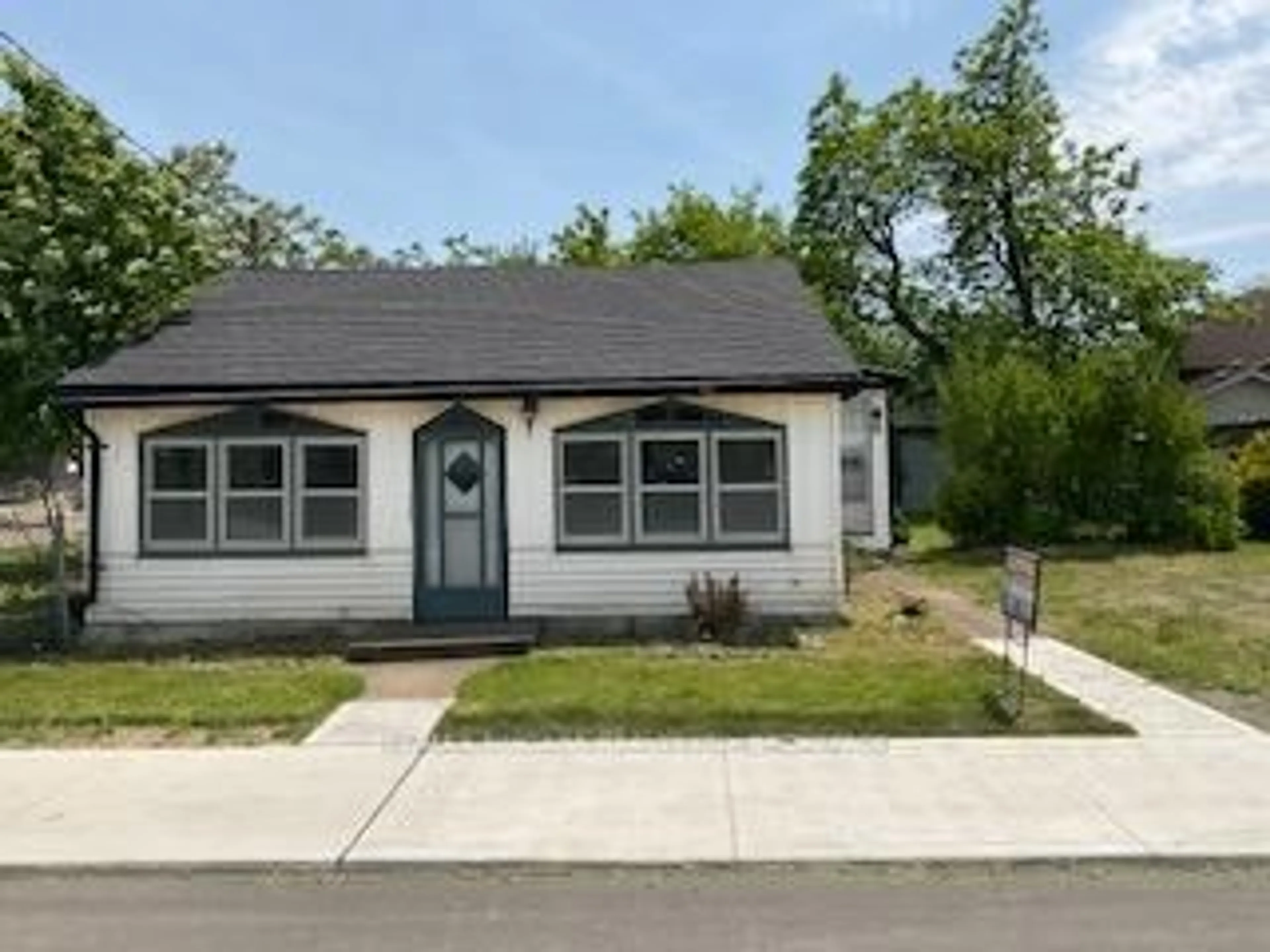 Home with vinyl exterior material, street for 18 Phelps St, St. Catharines Ontario L2P 2H4