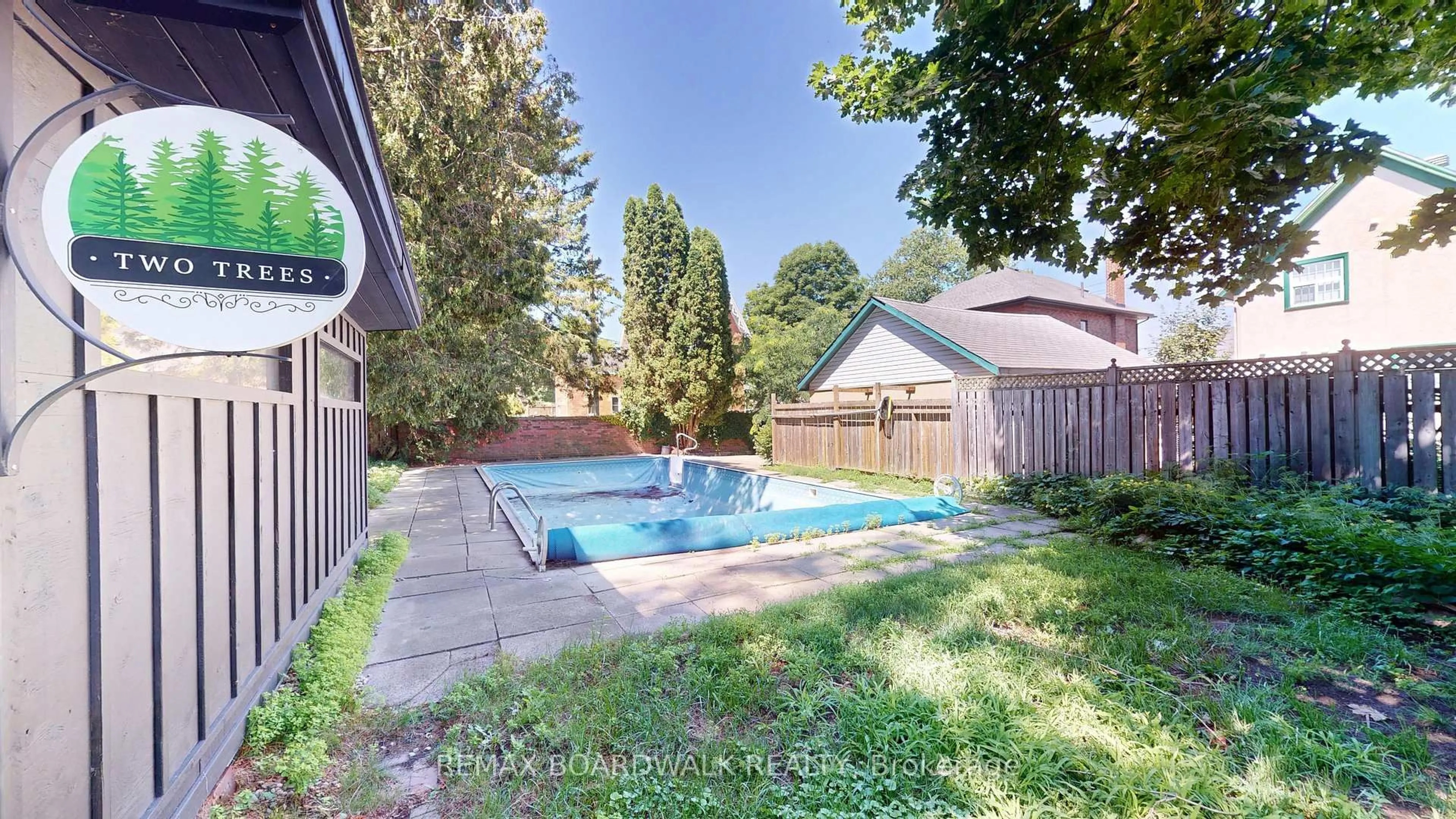 Pool for 407 King St, Brockville Ontario K6V 3S8
