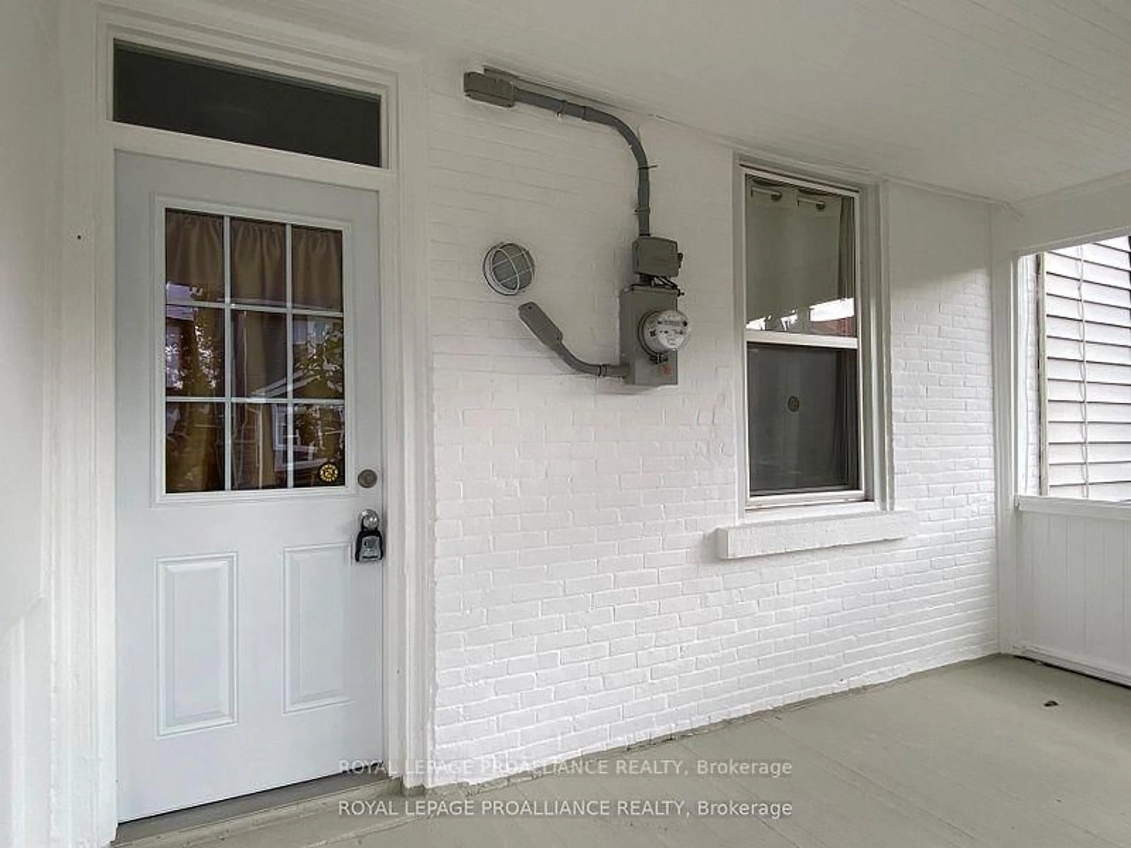 Indoor entryway for 71 BUELL St, Brockville Ontario K6V 4Y4