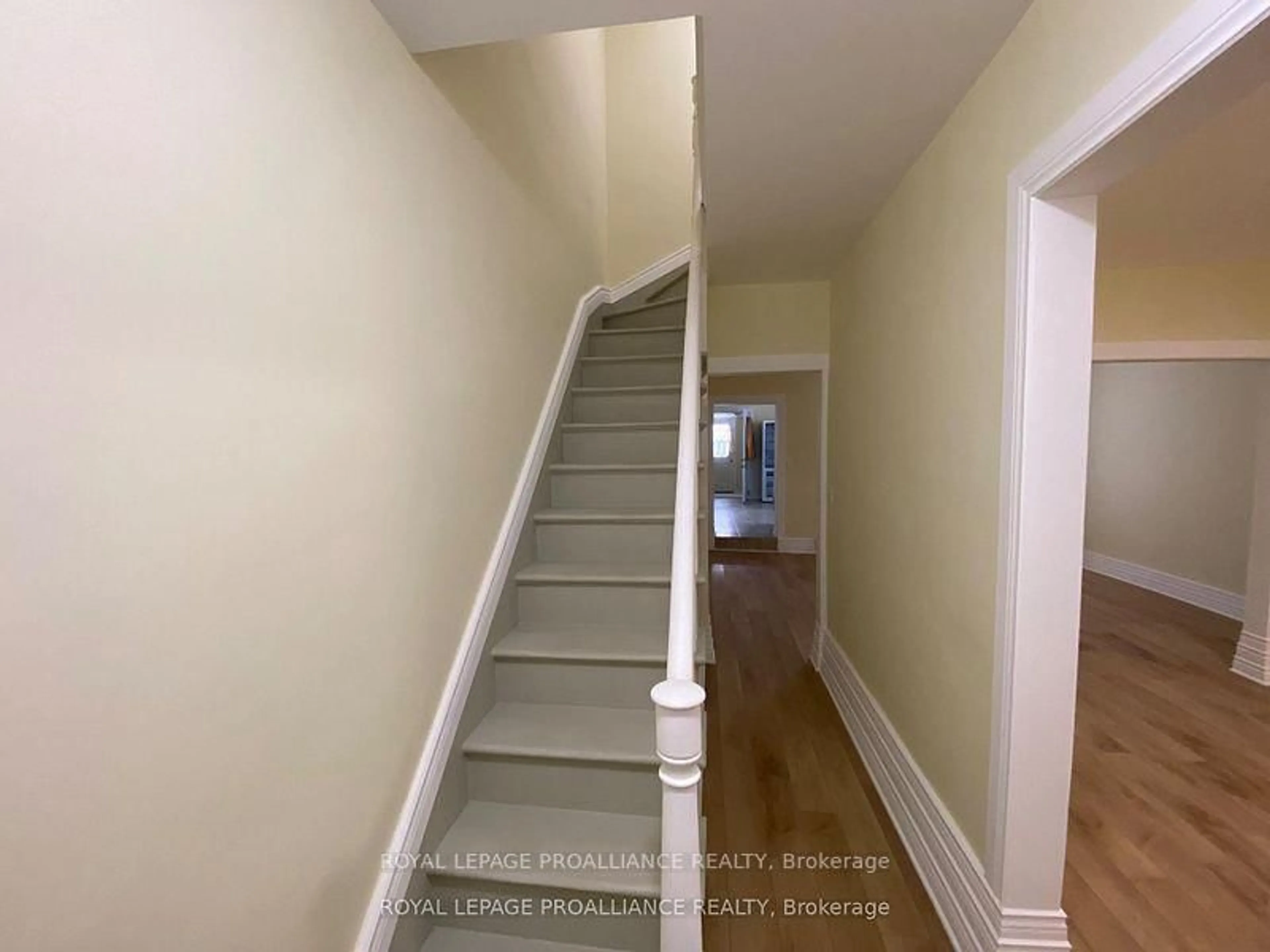 Stairs for 71 BUELL St, Brockville Ontario K6V 4Y4