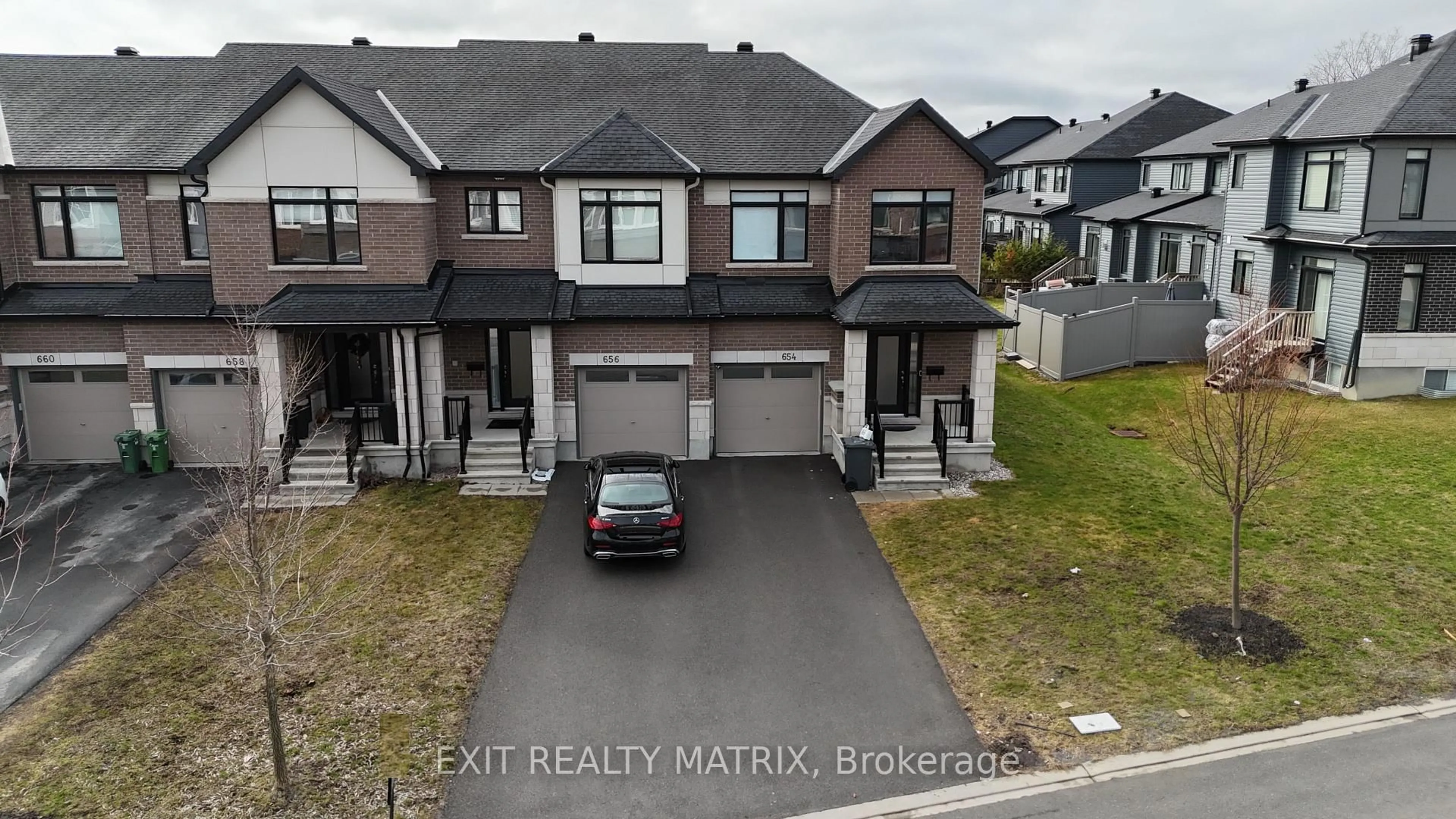 A pic from outside/outdoor area/front of a property/back of a property/a pic from drone, street for 656 Putney Cres, Ottawa Ontario K2S 2N7