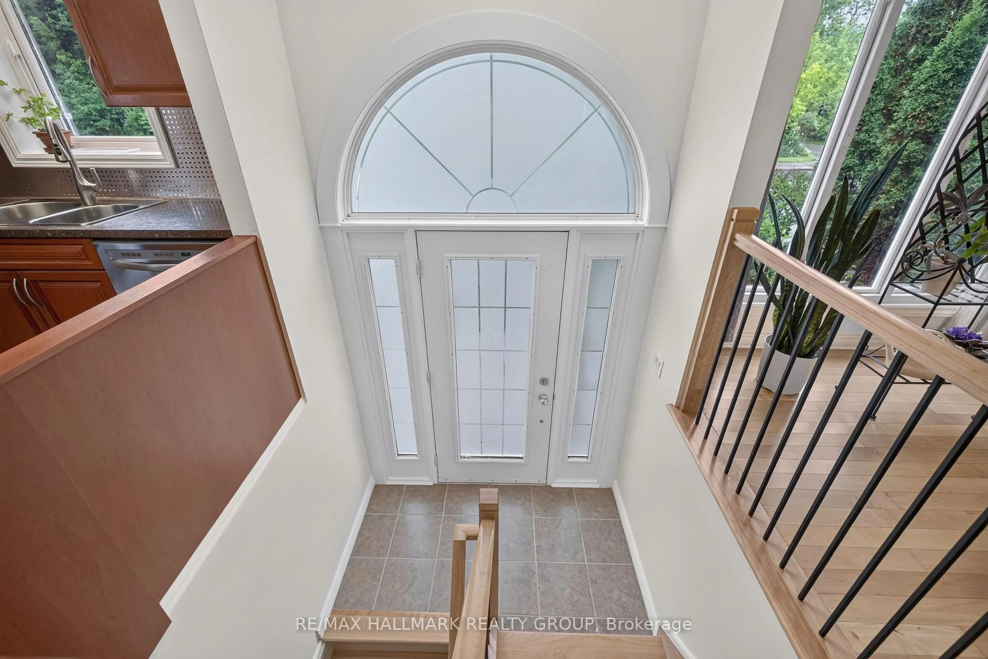 Indoor entryway for 1100 Bathgate Dr, Ottawa Ontario K1J 8G1
