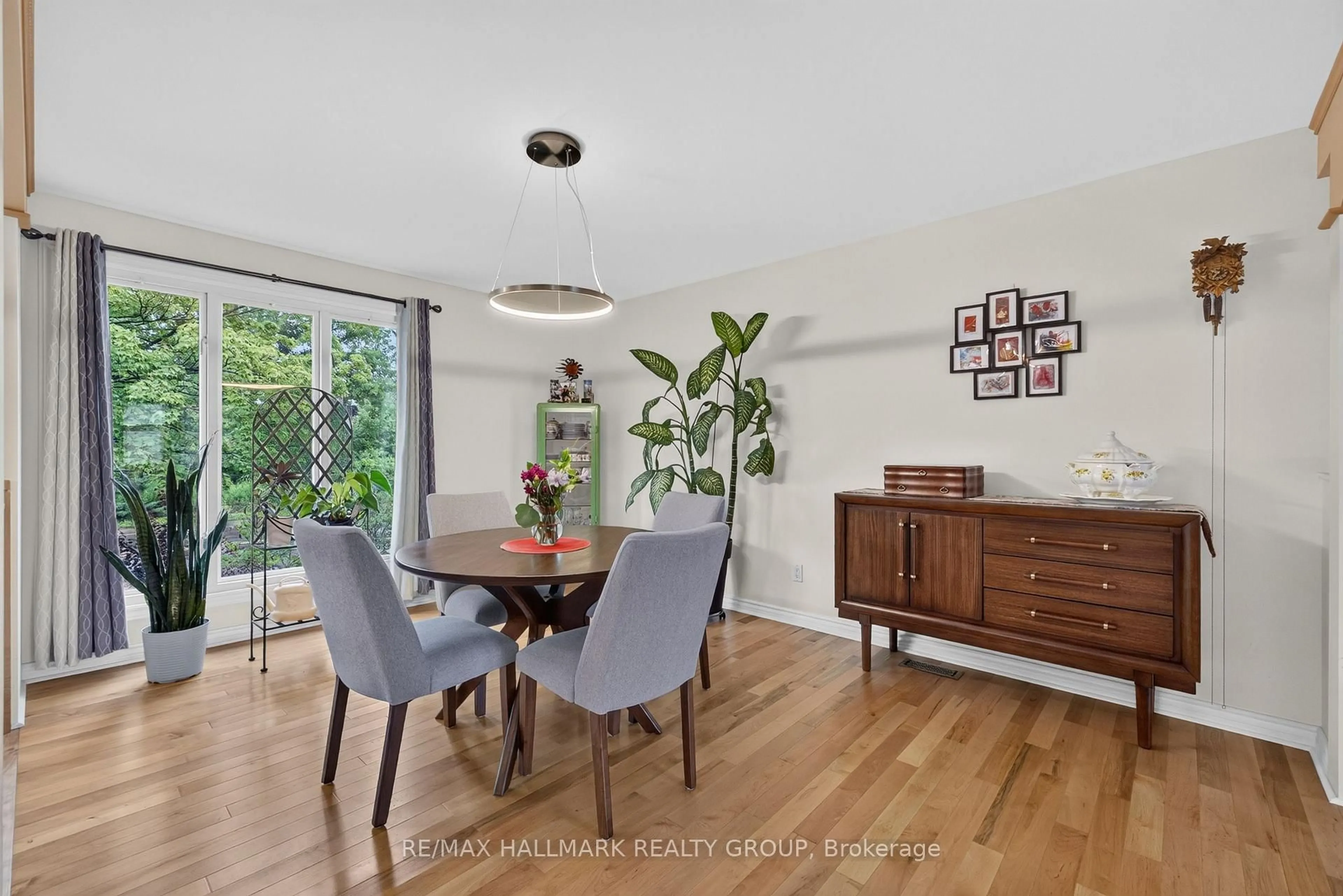 Dining room, wood/laminate floor for 1100 Bathgate Dr, Ottawa Ontario K1J 8G1