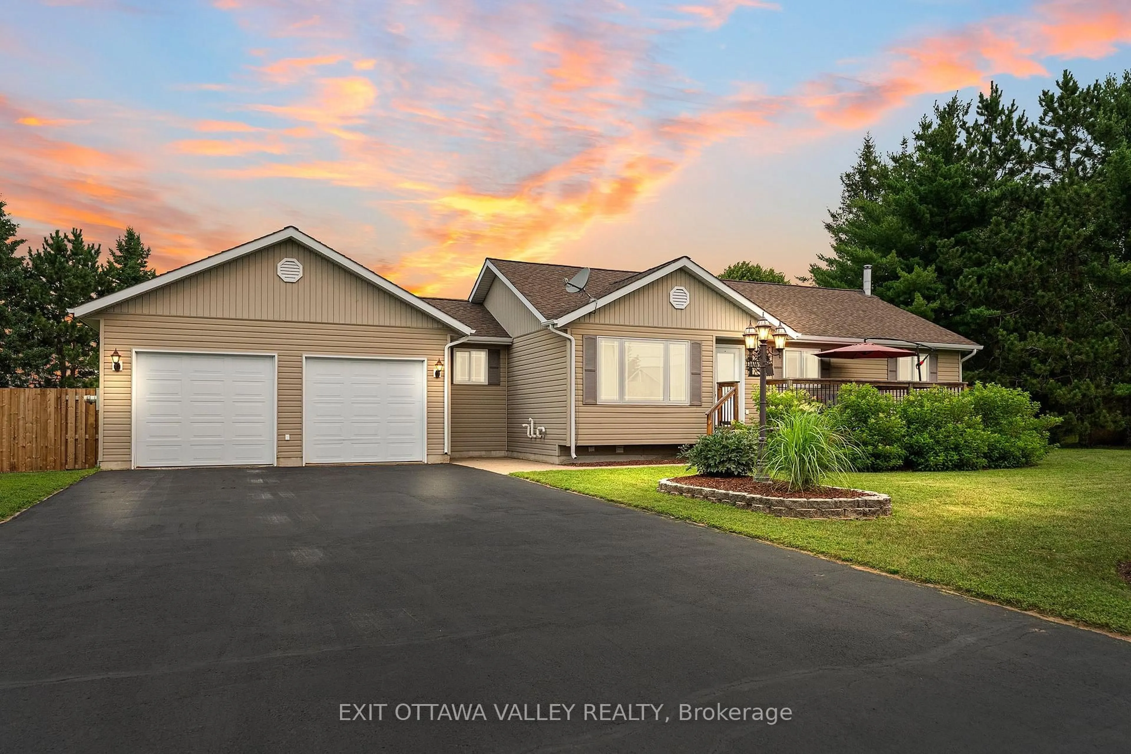 Home with vinyl exterior material, water/lake/river/ocean view for 62 Meadowview Dr, Beachburg Ontario K0J 1C0