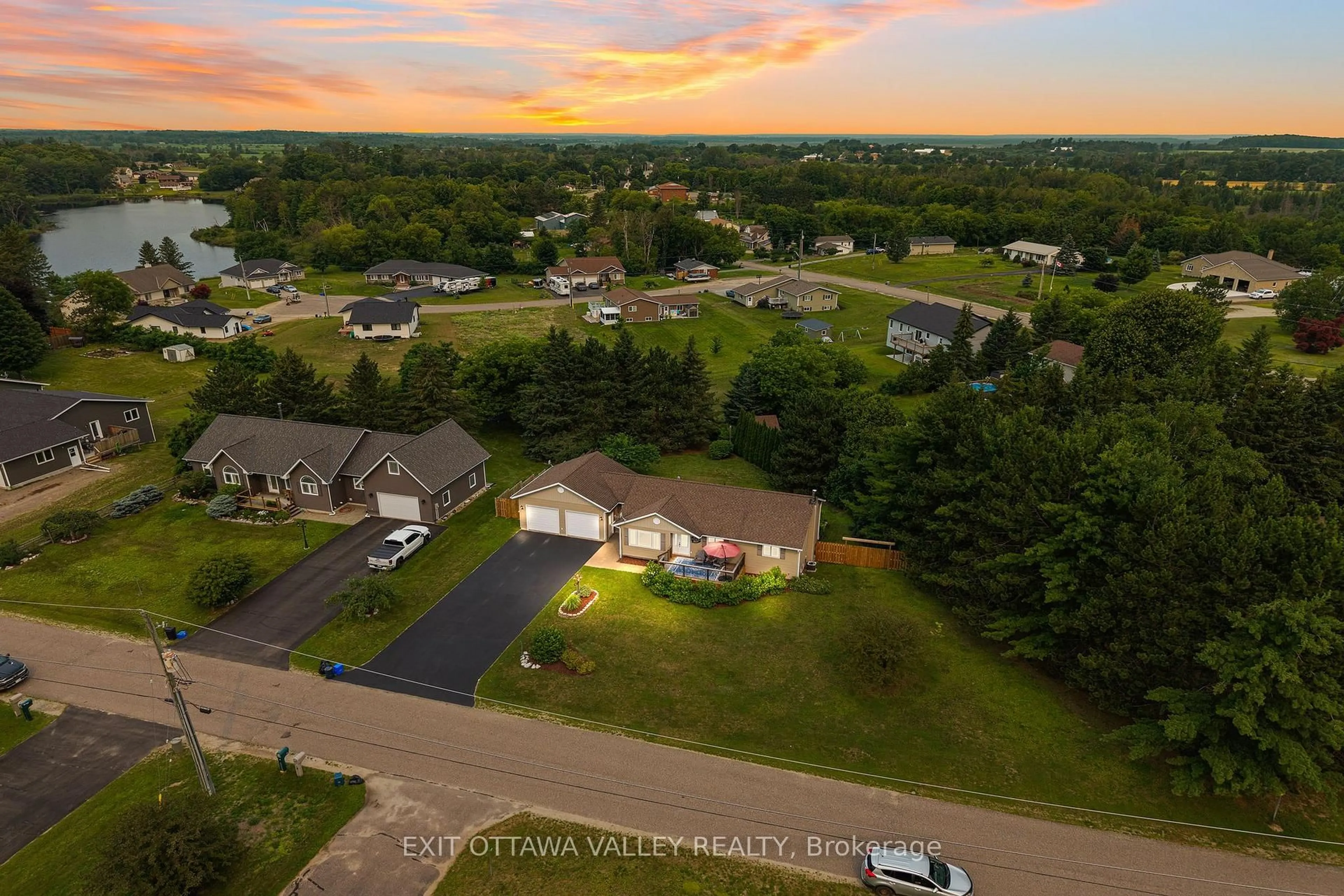 A pic from outside/outdoor area/front of a property/back of a property/a pic from drone, unknown for 62 Meadowview Dr, Beachburg Ontario K0J 1C0