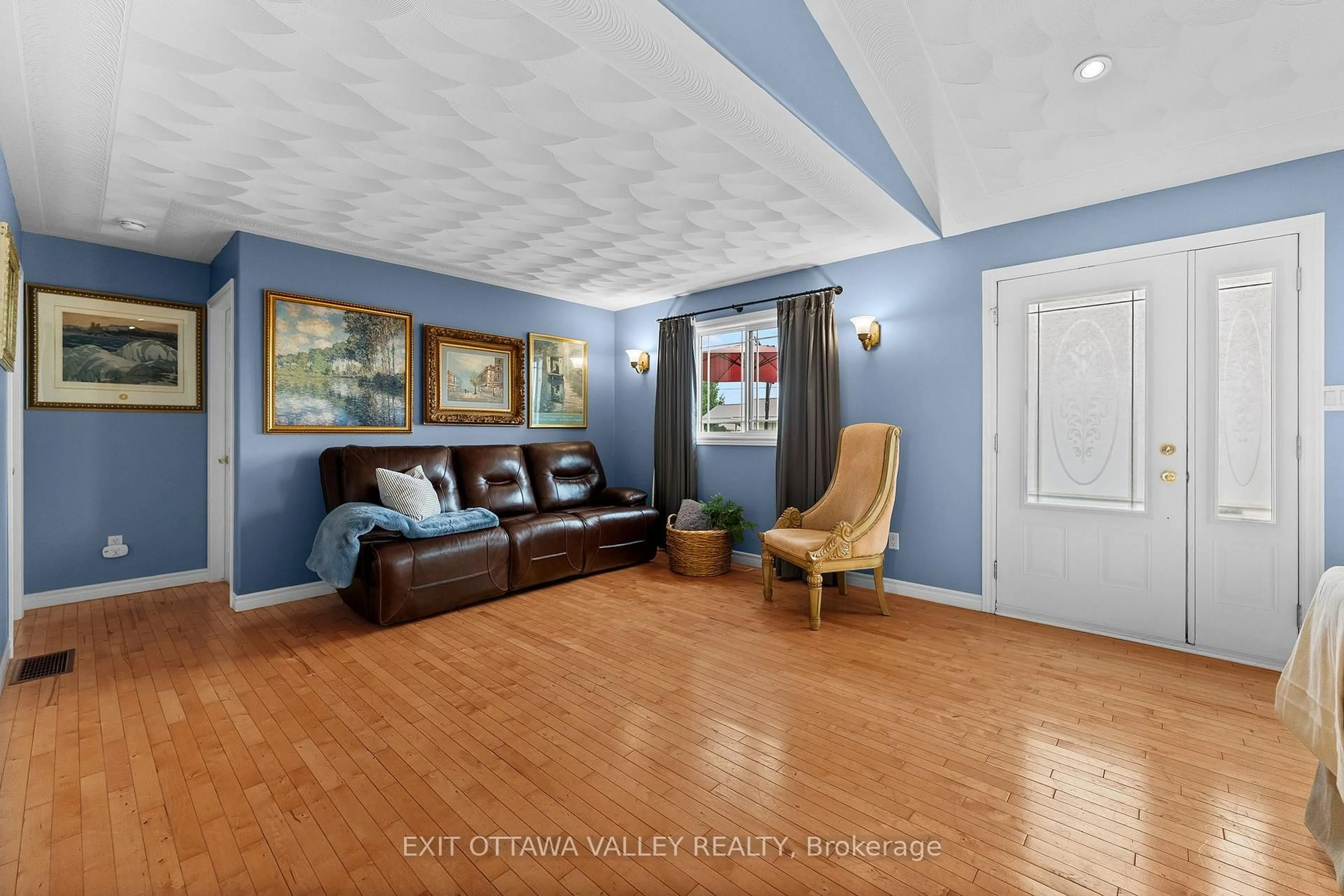 Living room with furniture, unknown for 62 Meadowview Dr, Beachburg Ontario K0J 1C0