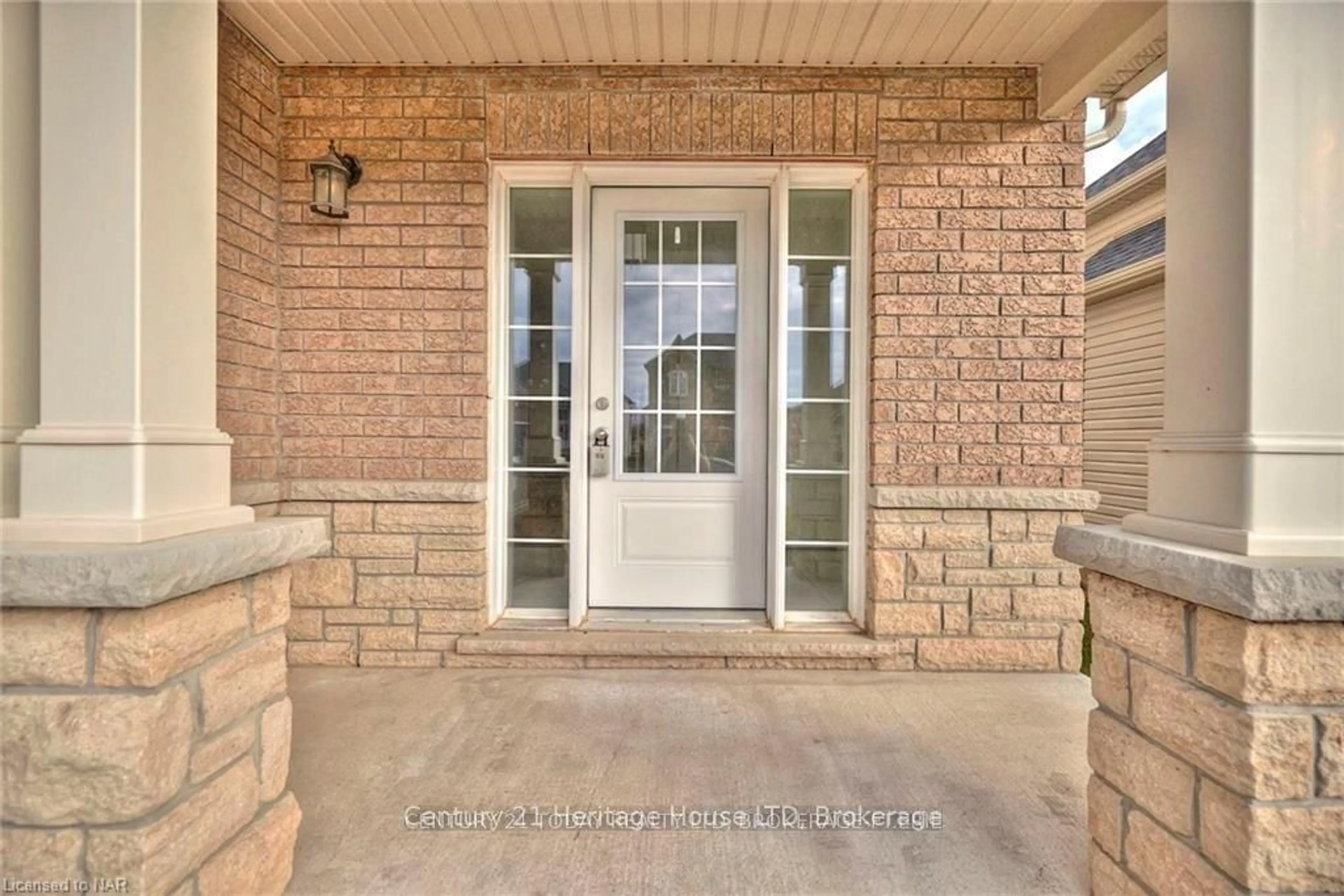 Indoor entryway for 892 BURWELL St, Fort Erie Ontario L2A 1N1