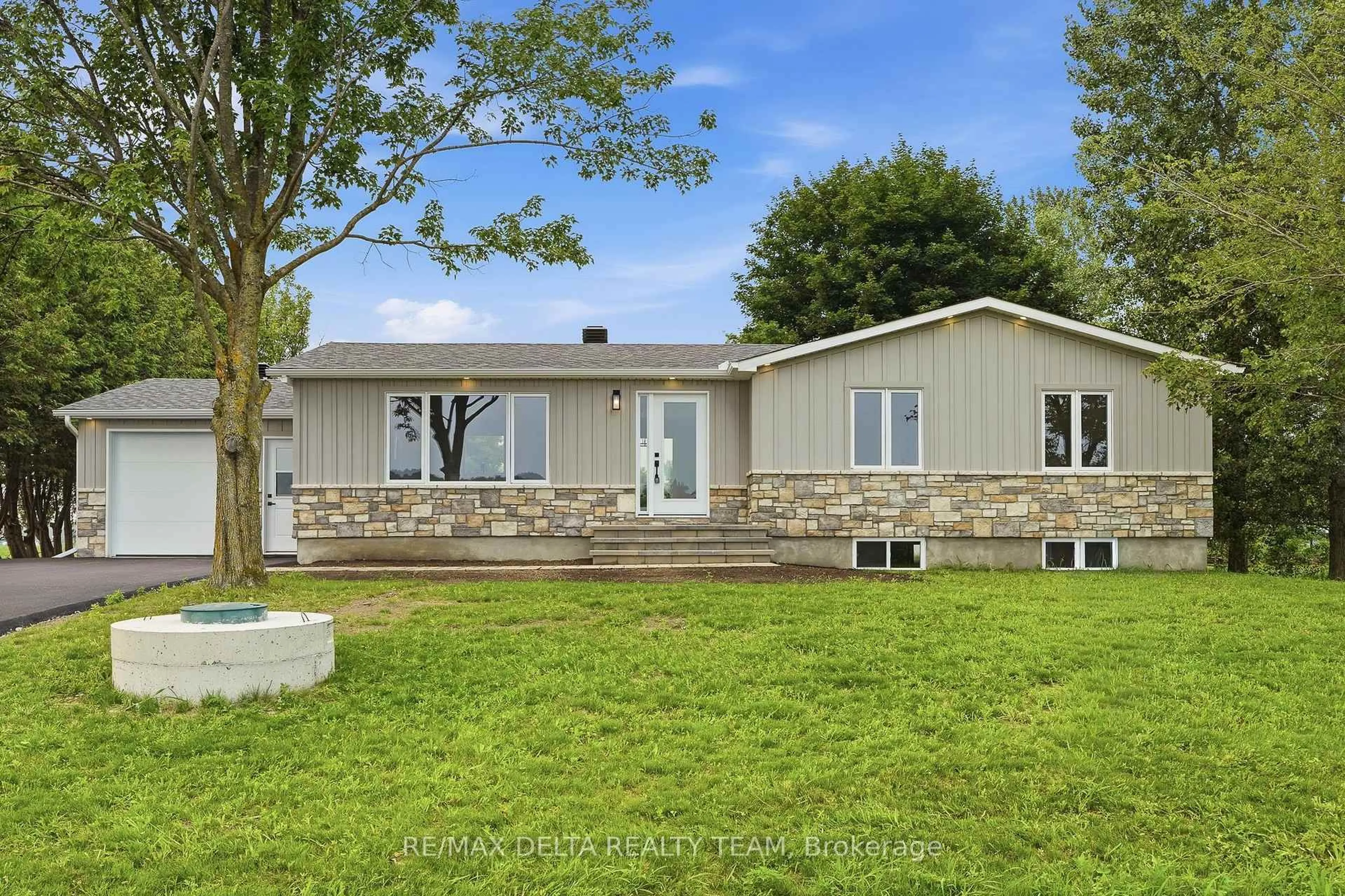 A pic from outside/outdoor area/front of a property/back of a property/a pic from drone, unknown for 1568 Pilon Rd, Clarence-Rockland Ontario K0A 1N0