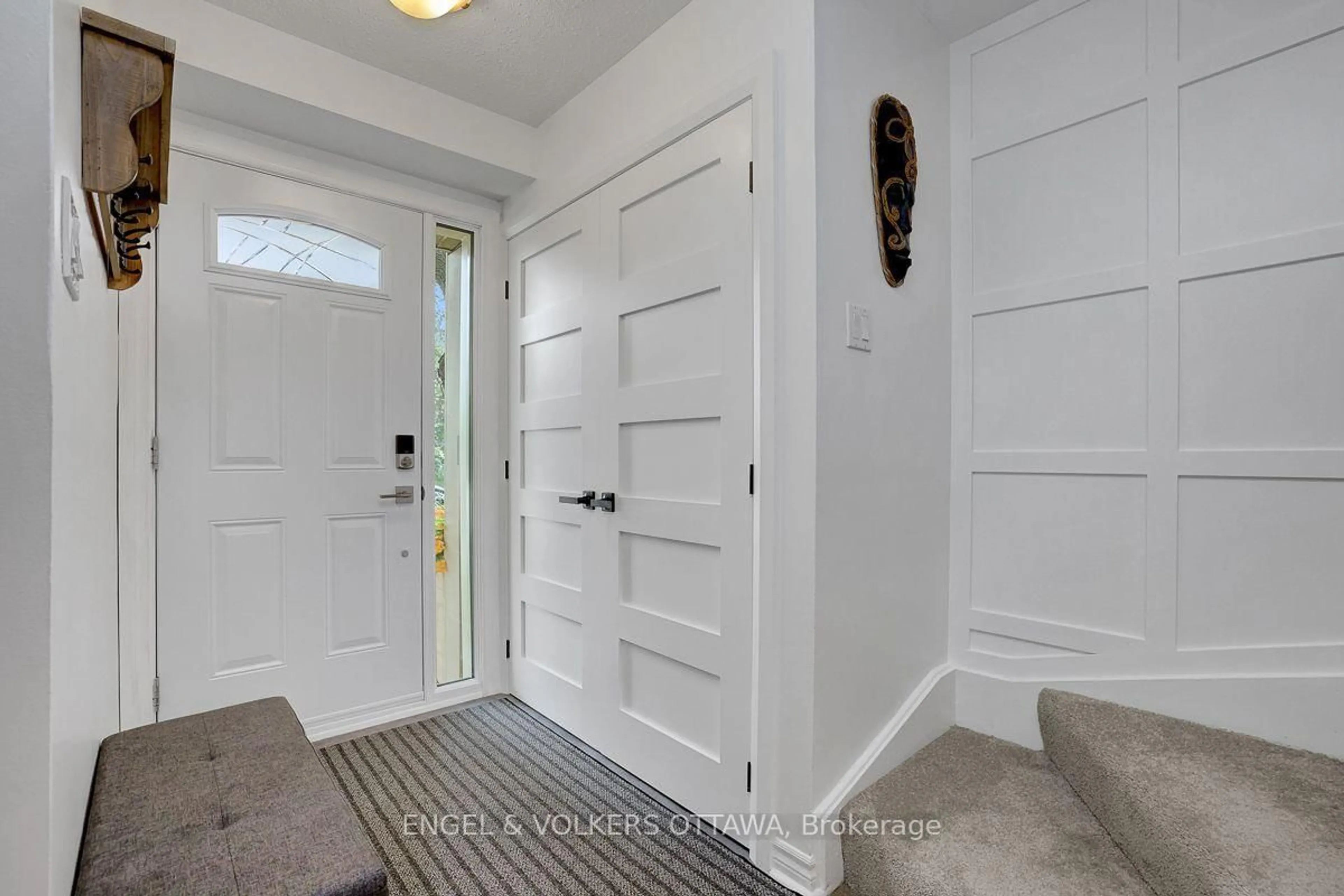 Indoor entryway for 66 Peary Way, Ottawa Ontario K2L 1Z8