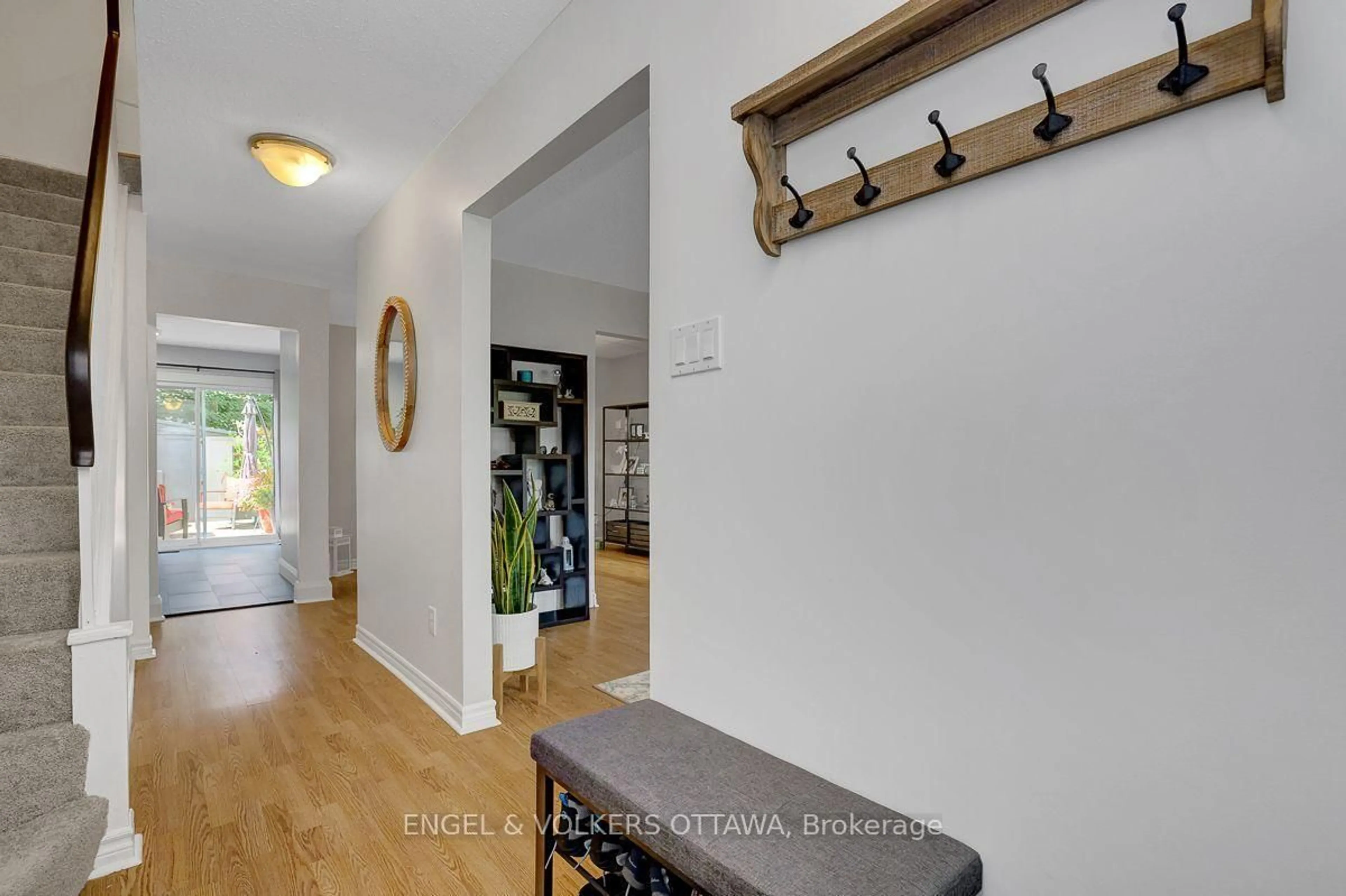 Indoor entryway for 66 Peary Way, Ottawa Ontario K2L 1Z8