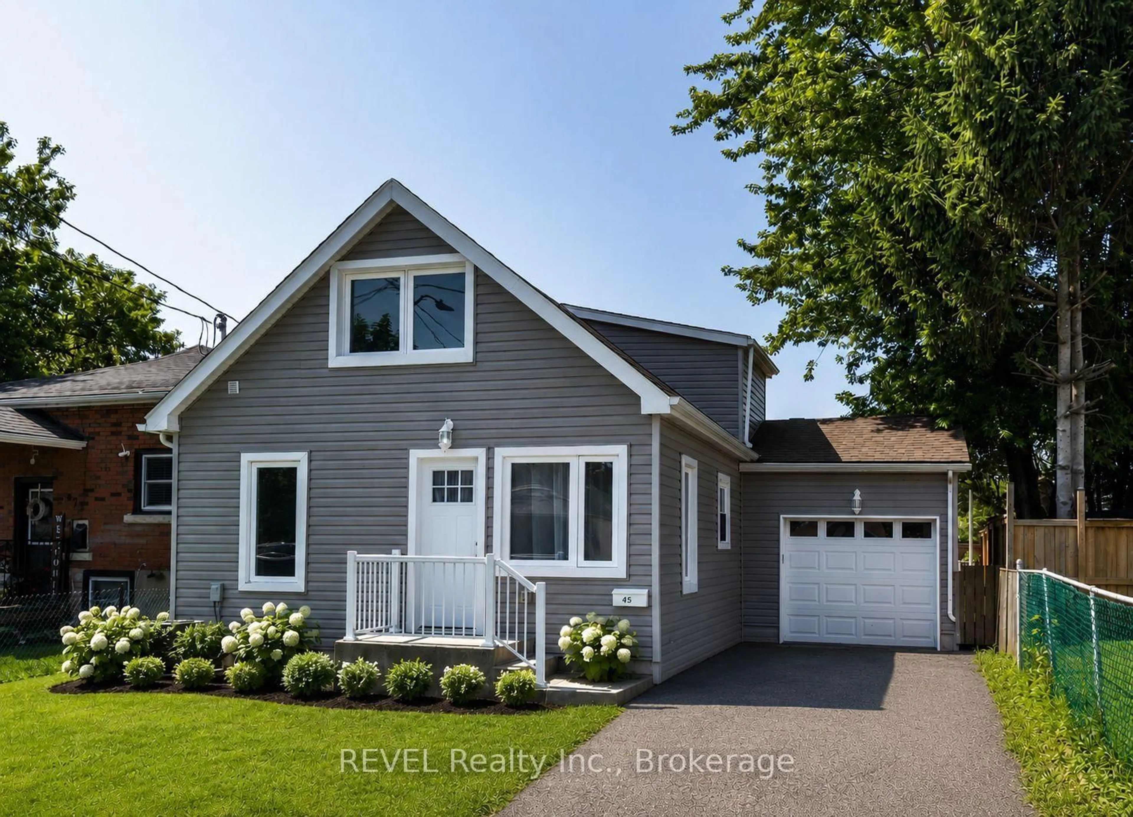 Home with vinyl exterior material, street for 45 Parker St, St. Catharines Ontario L2S 1C7