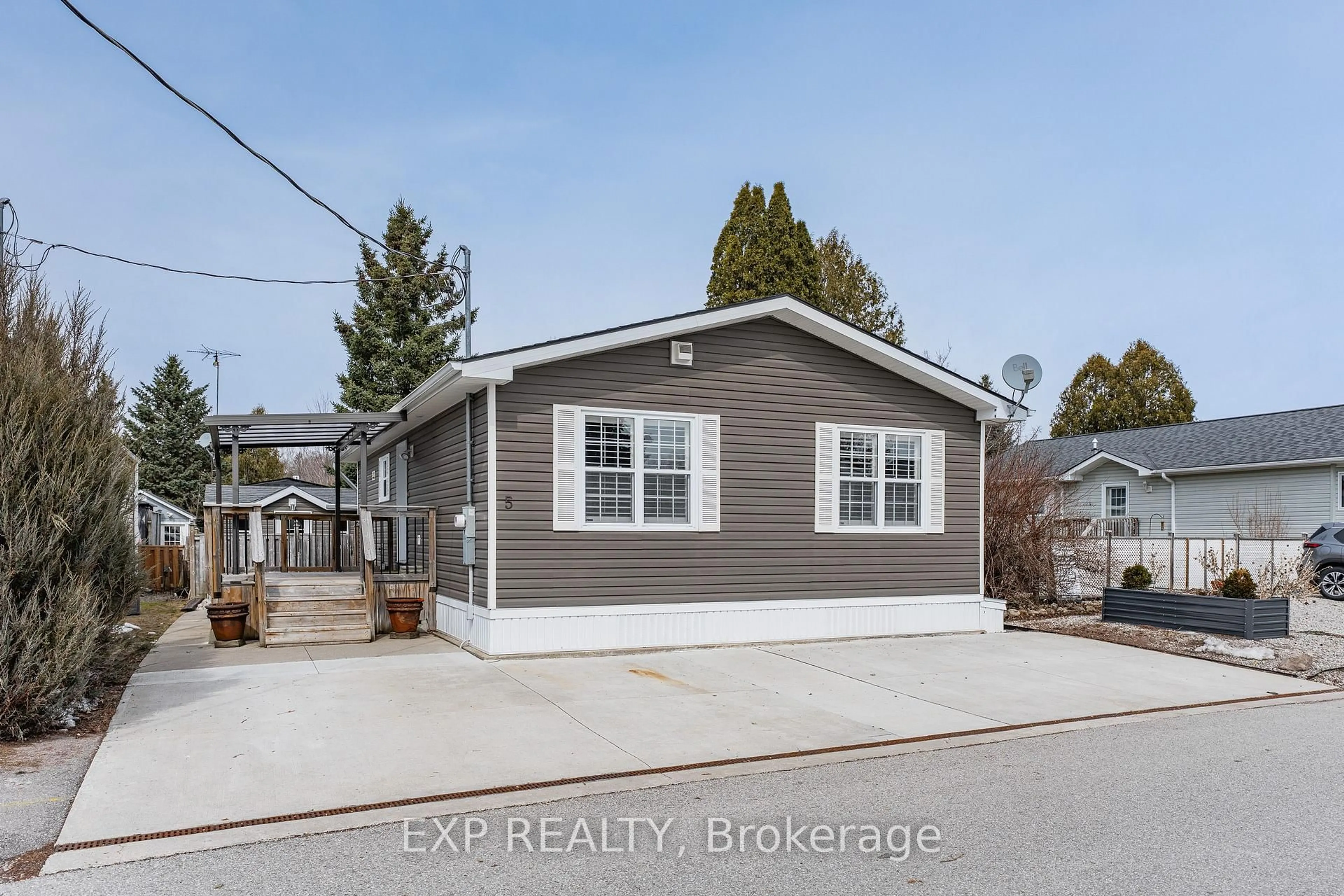 Home with vinyl exterior material, street for 5 Elm St, Puslinch Ontario N0B 2J0