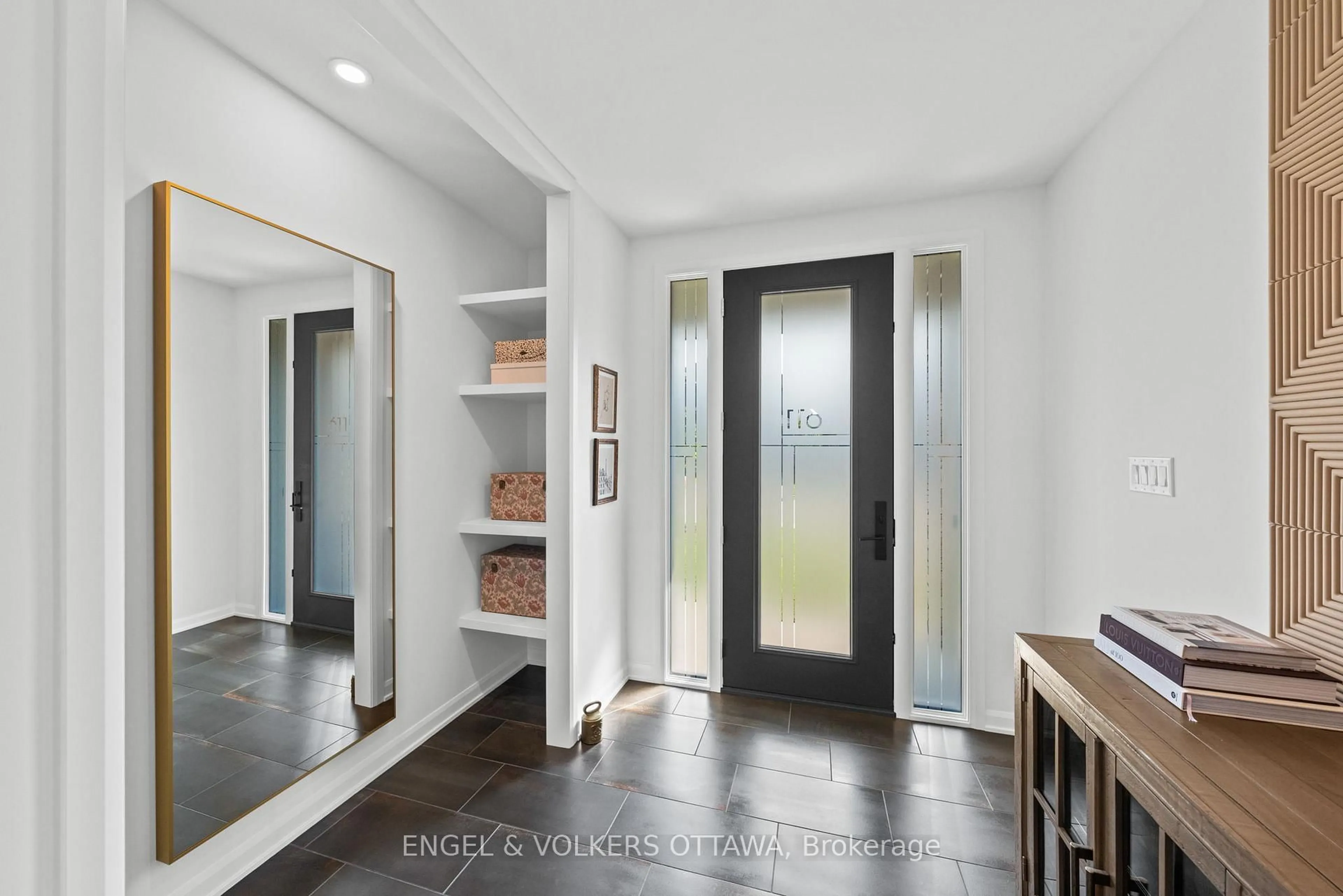Indoor entryway for 611 Ribbon St, Manotick Ontario K4M 0M8
