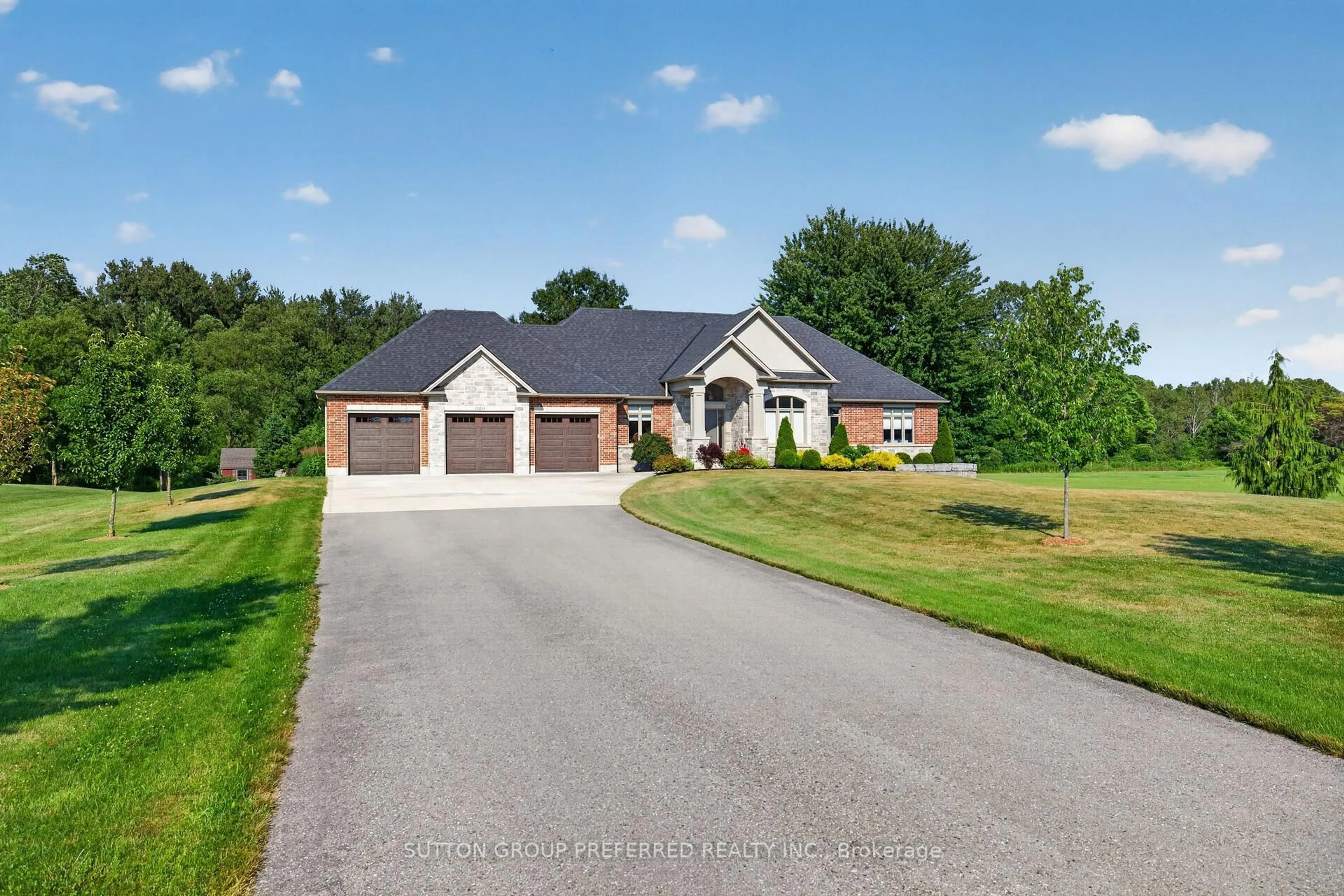 A pic from outside/outdoor area/front of a property/back of a property/a pic from drone, street for 920 CRUMLIN Sdrd, London East Ontario N5V 1R7