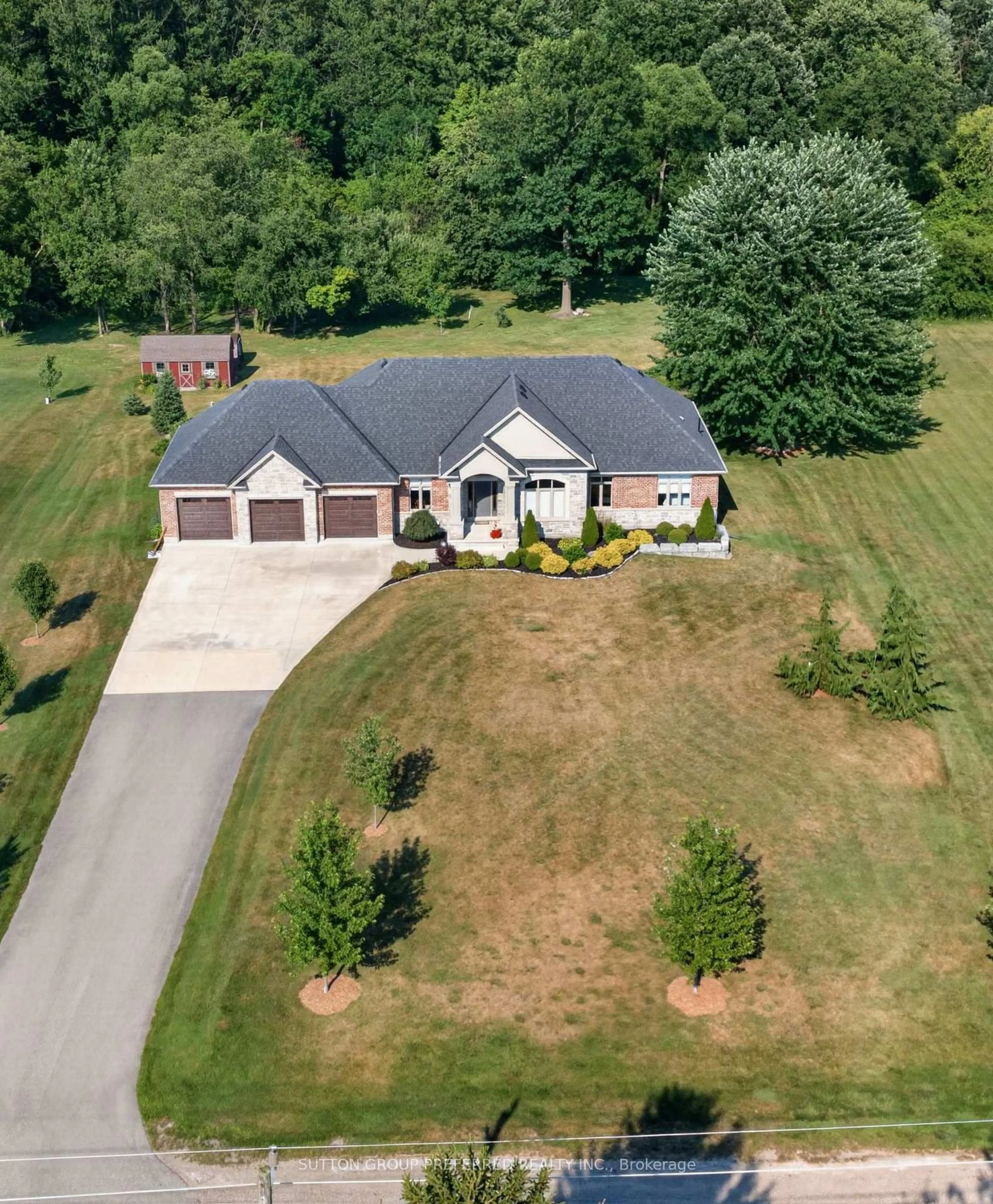 A pic from outside/outdoor area/front of a property/back of a property/a pic from drone, street for 920 CRUMLIN Sdrd, London East Ontario N5V 1R7