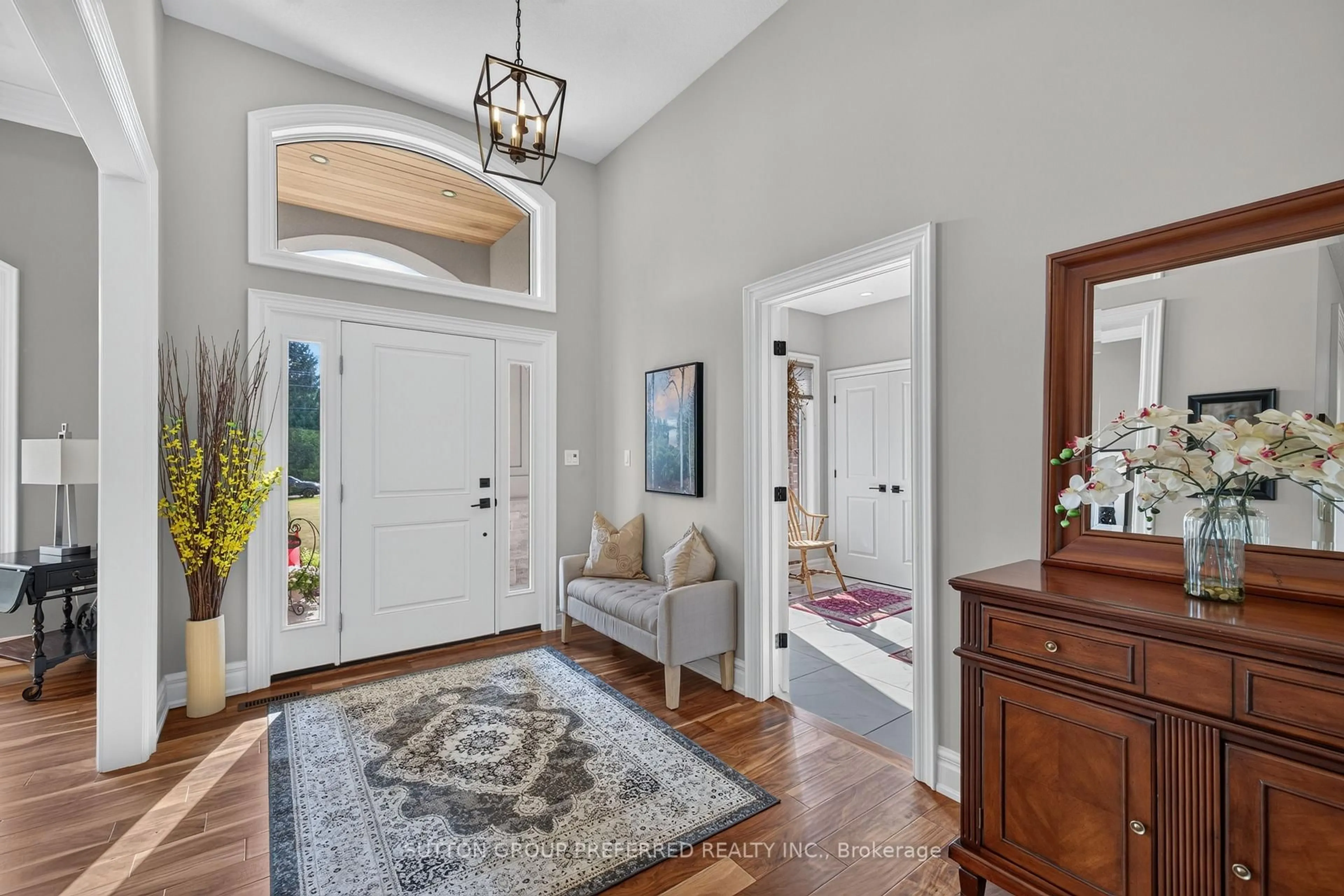 Indoor entryway for 920 CRUMLIN Sdrd, London East Ontario N5V 1R7