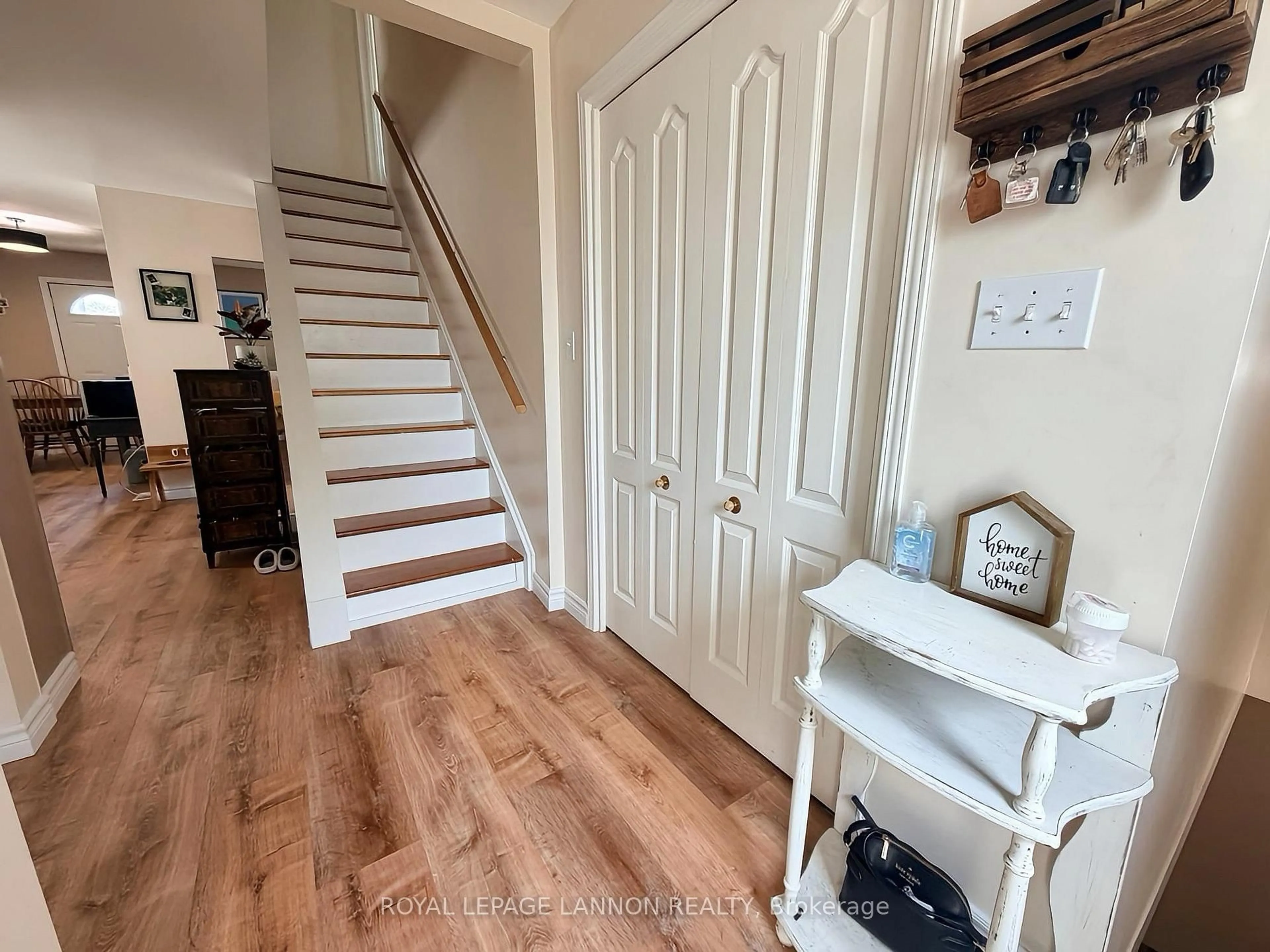 Indoor entryway for 312 Ball Park Cres, Greenstone Ontario P0T 1M0