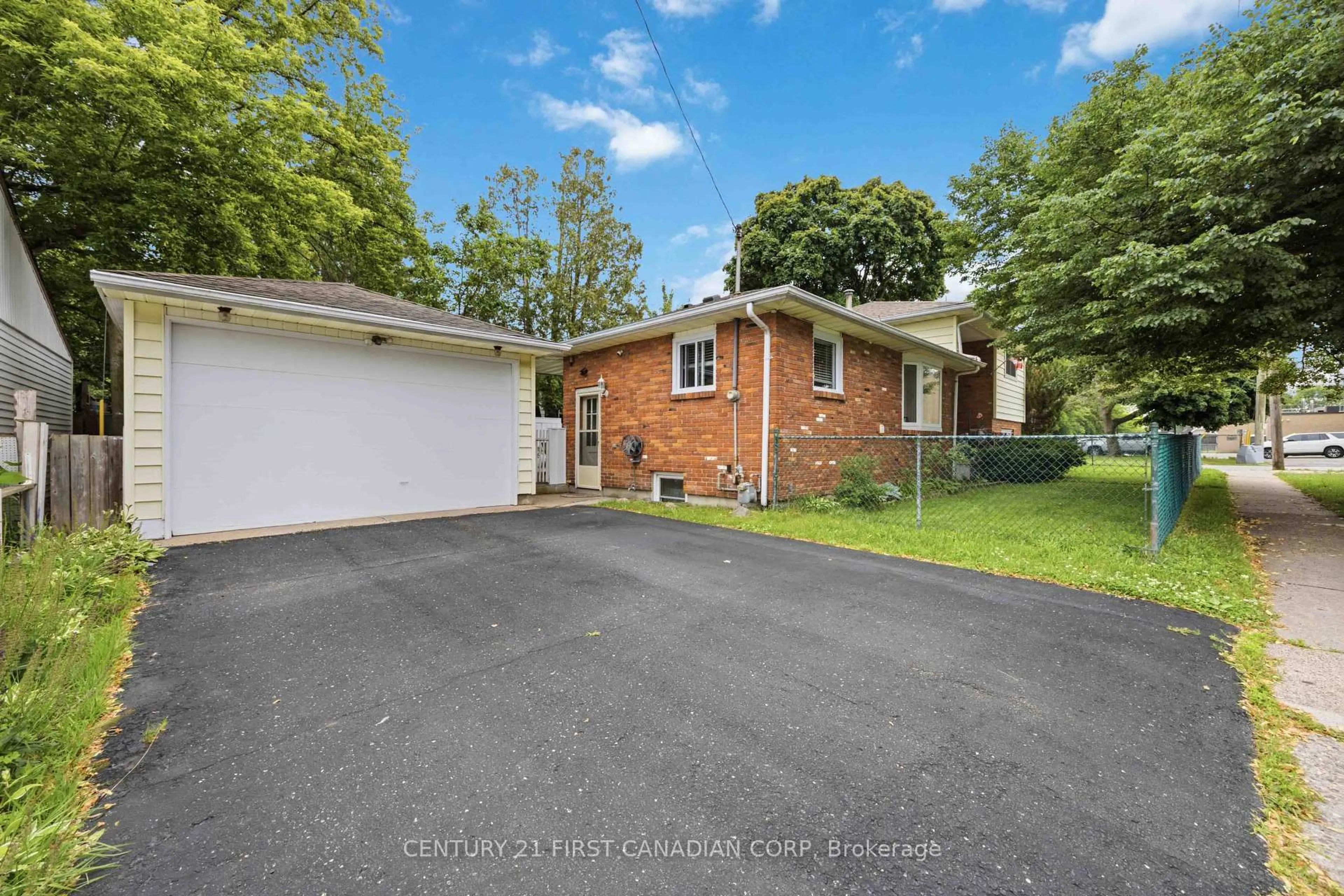 A pic from outside/outdoor area/front of a property/back of a property/a pic from drone, street for 184 Durand St, Sarnia Ontario N7T 5A3
