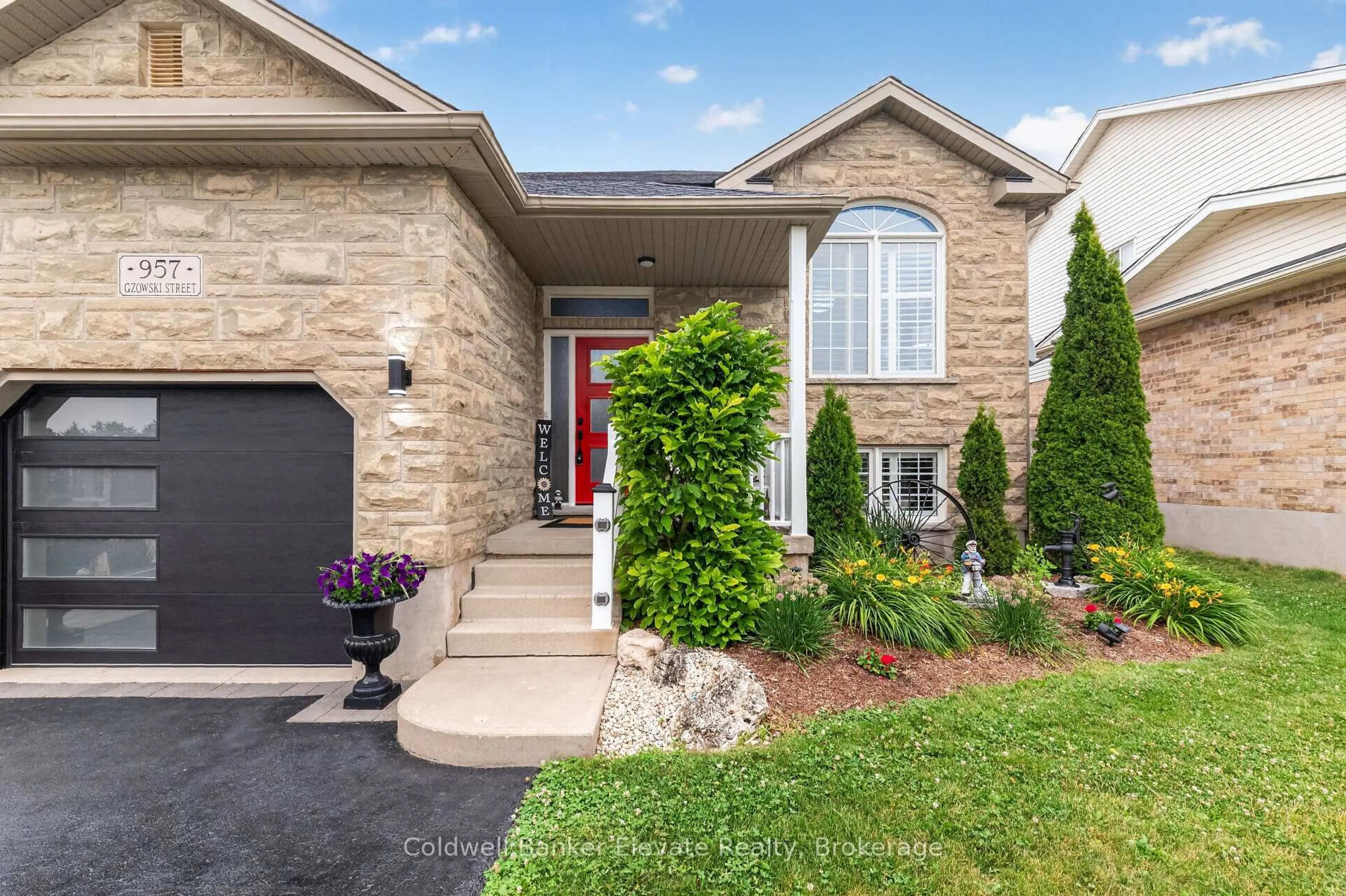 Home with brick exterior material, street for 957 Gzowski St, Centre Wellington Ontario N1M 3W1