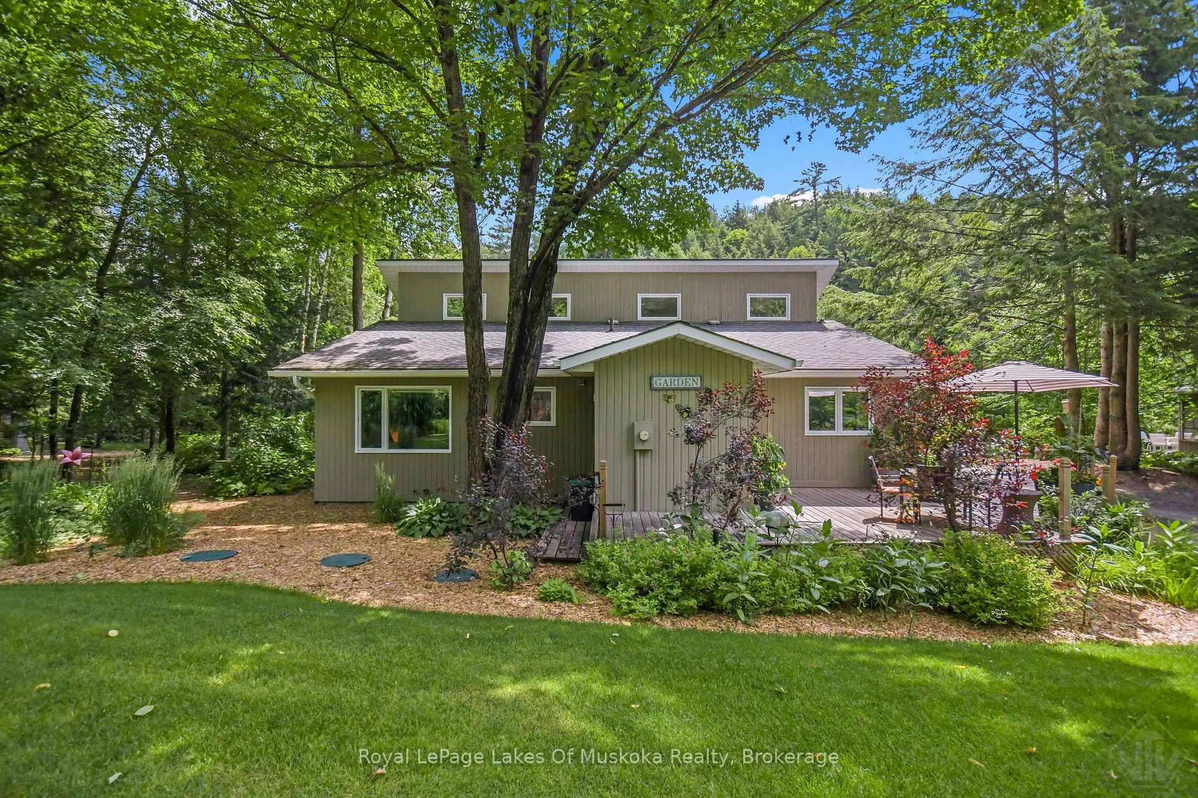 Home with vinyl exterior material, unknown for 15 Summer Lane, Bracebridge Ontario P1L 0G6