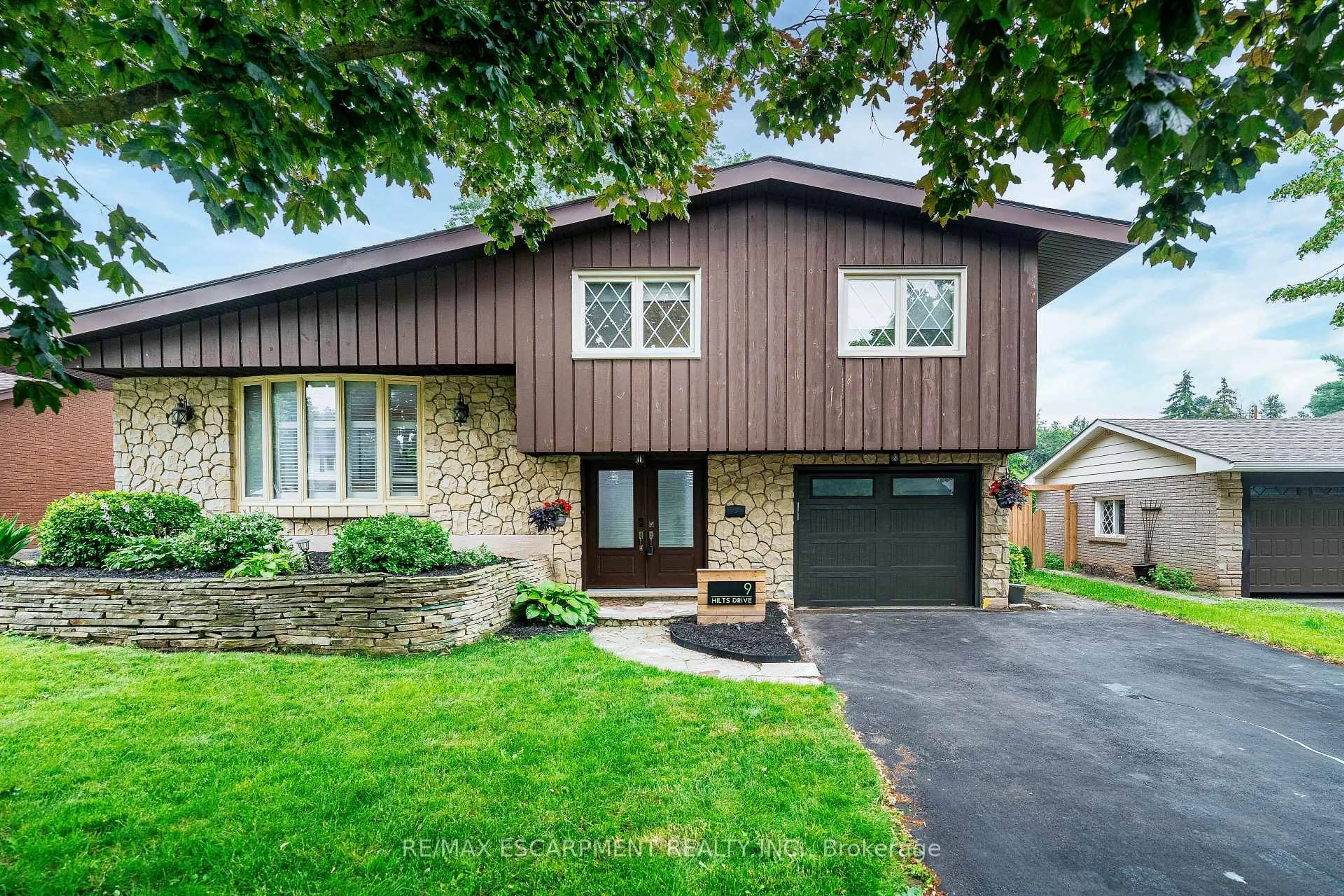 Home with brick exterior material, street for 9 Hilts Dr, Hamilton Ontario L8G 3H5