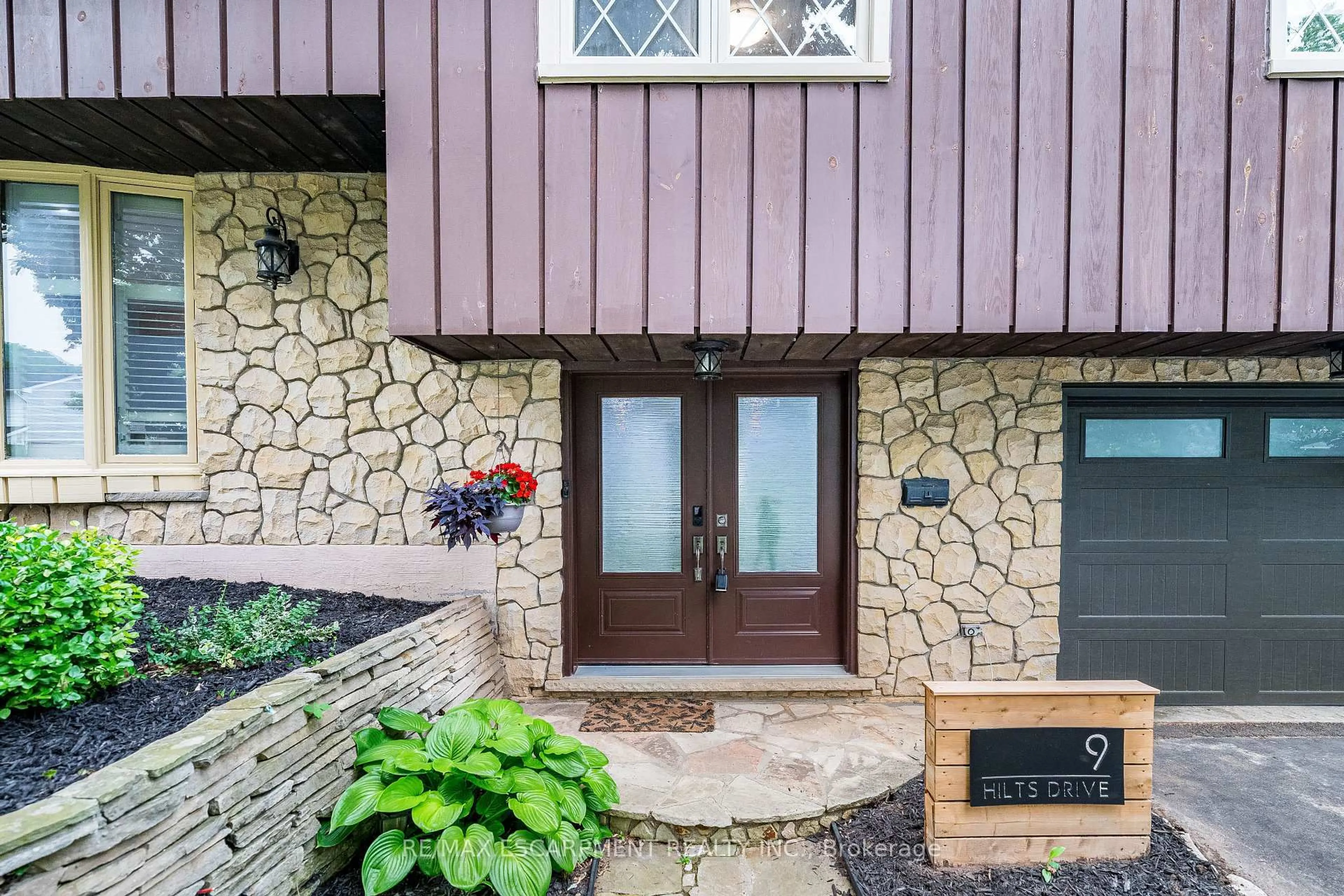 Indoor entryway for 9 Hilts Dr, Hamilton Ontario L8G 3H5