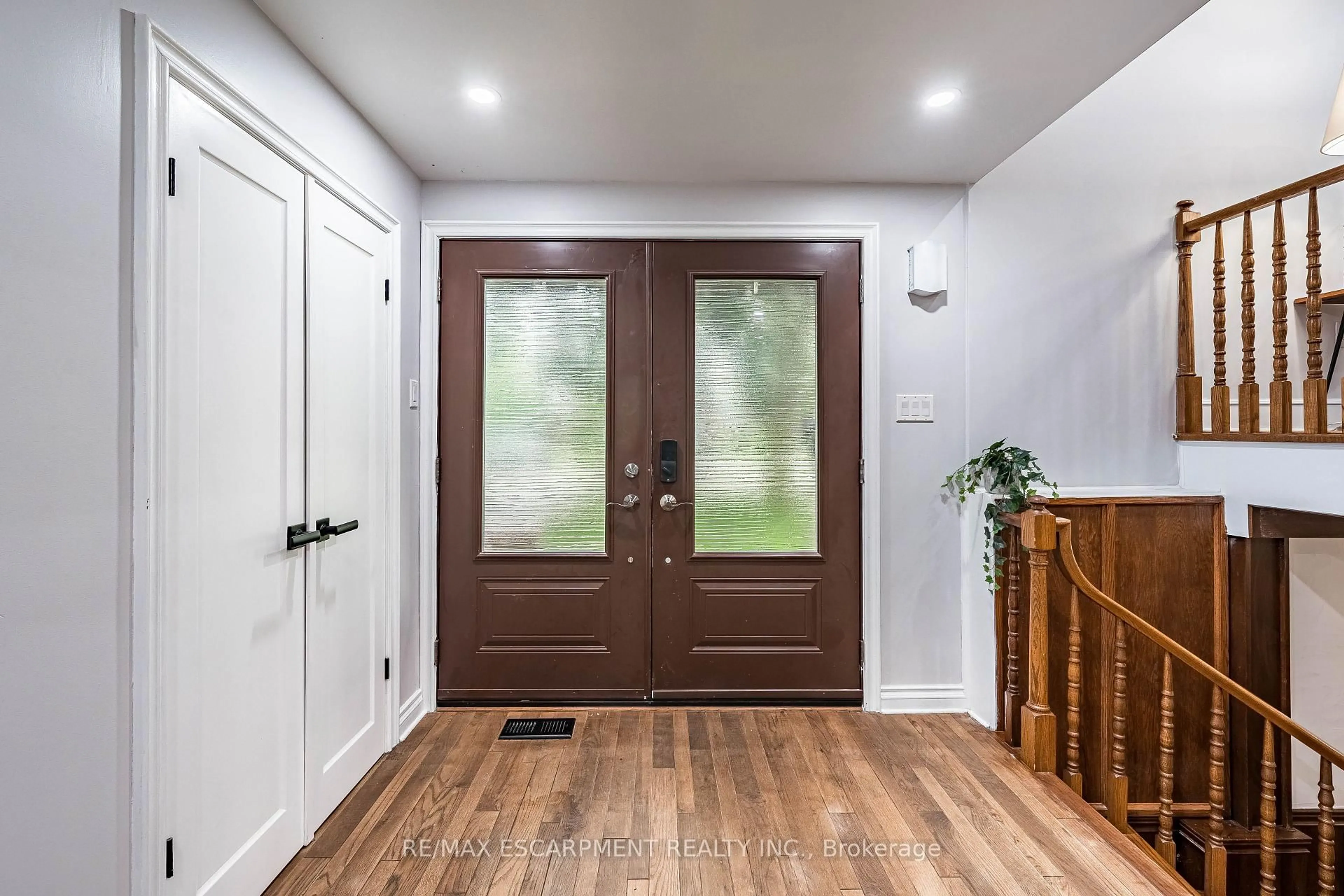 Indoor entryway for 9 Hilts Dr, Hamilton Ontario L8G 3H5