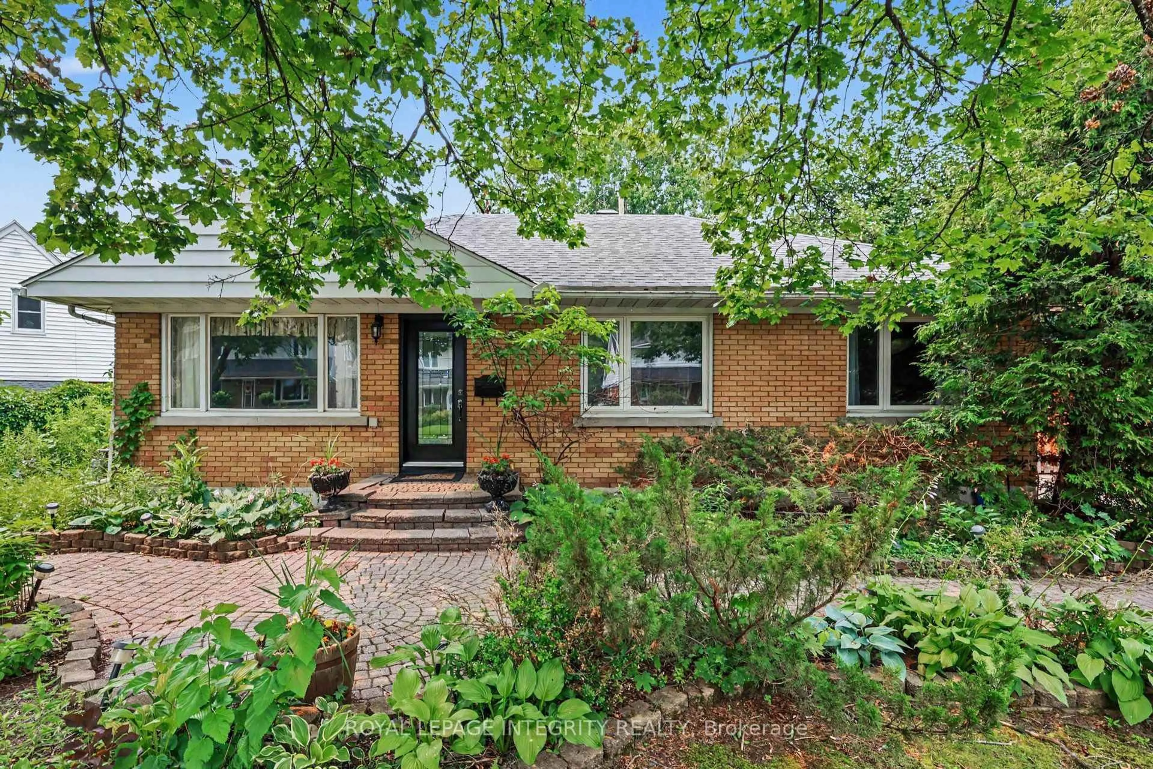 Home with brick exterior material, street for 2076 Niagara Dr, Ottawa Ontario K1H 6H1