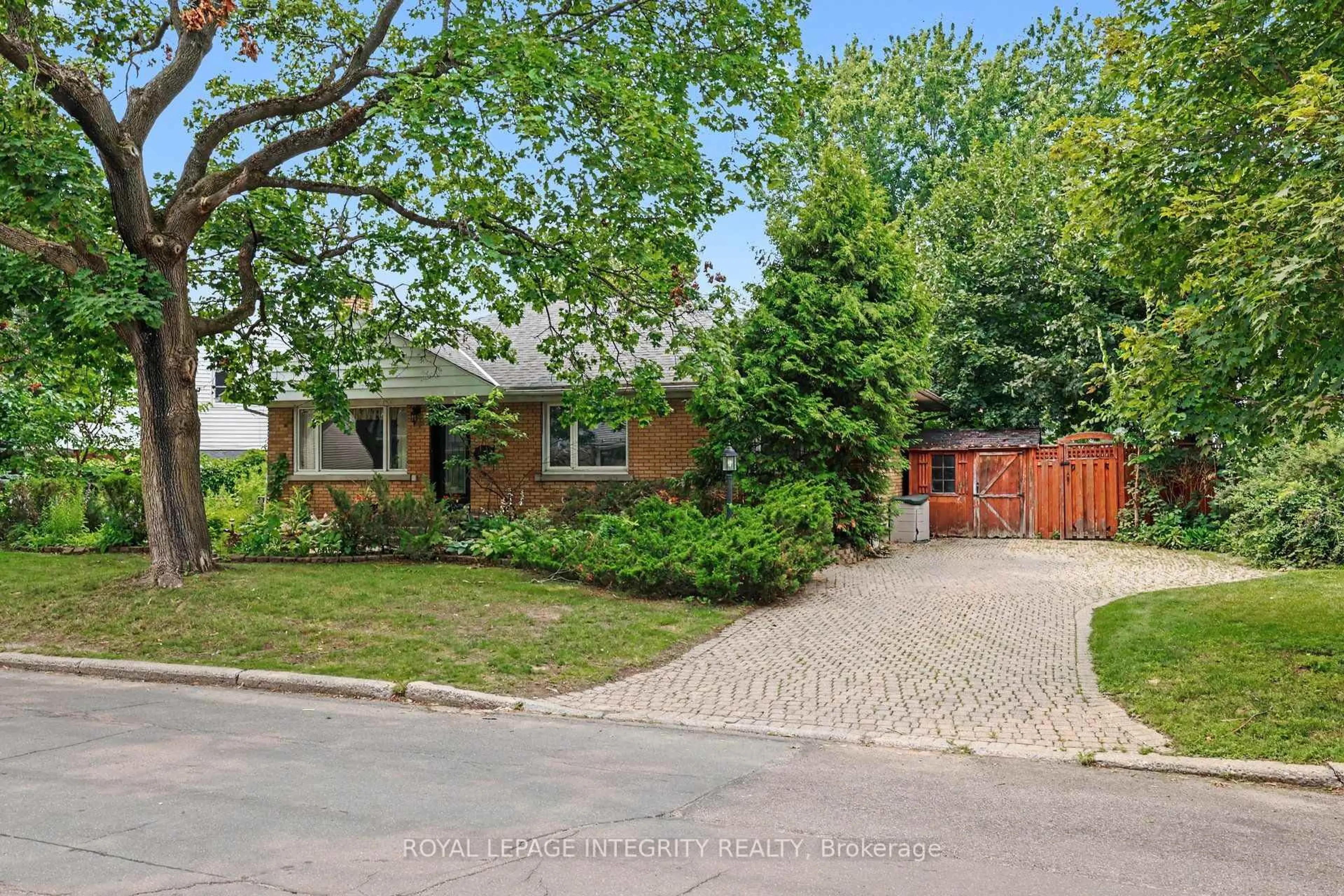 Home with brick exterior material, street for 2076 Niagara Dr, Ottawa Ontario K1H 6H1