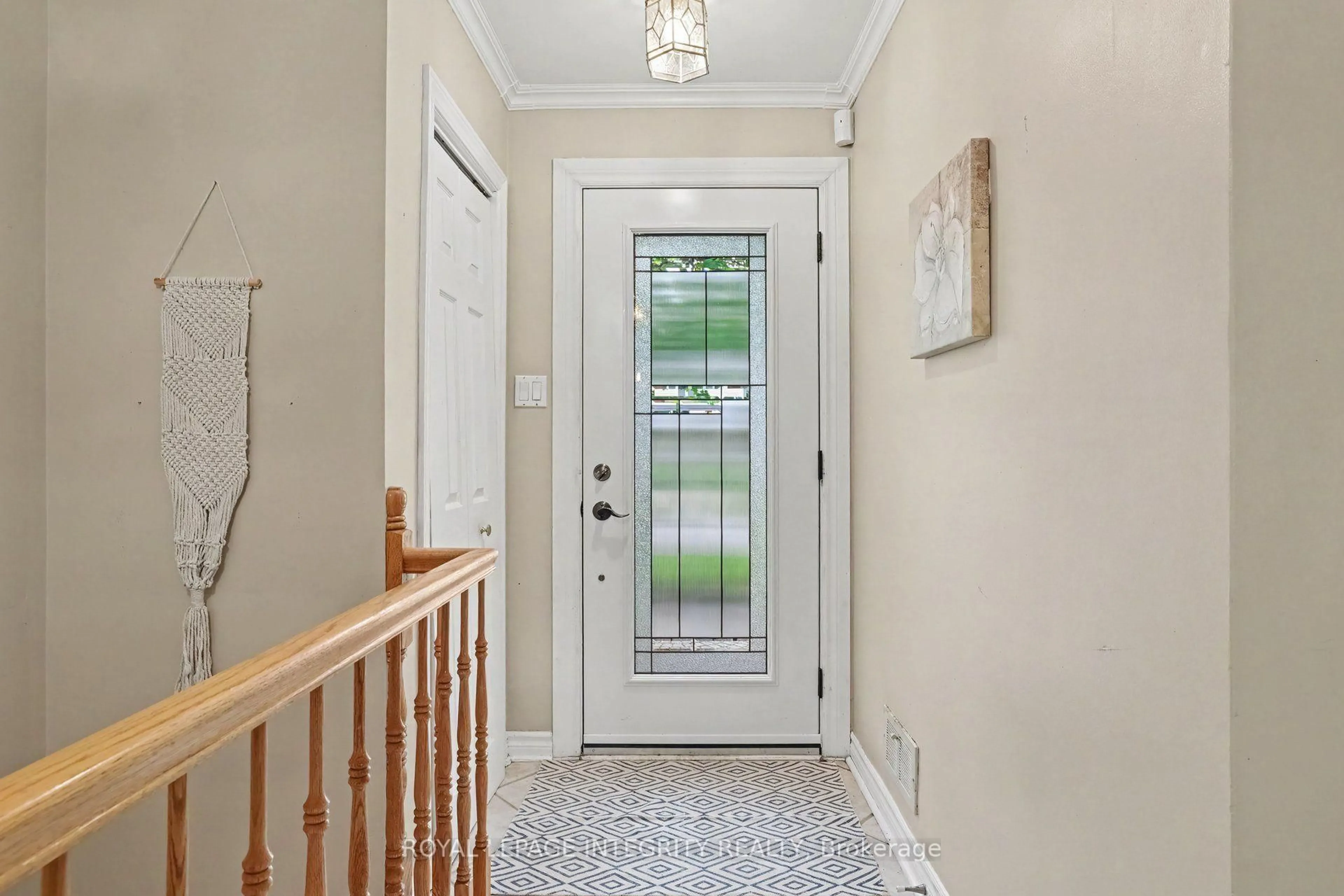 Indoor entryway for 2076 Niagara Dr, Ottawa Ontario K1H 6H1