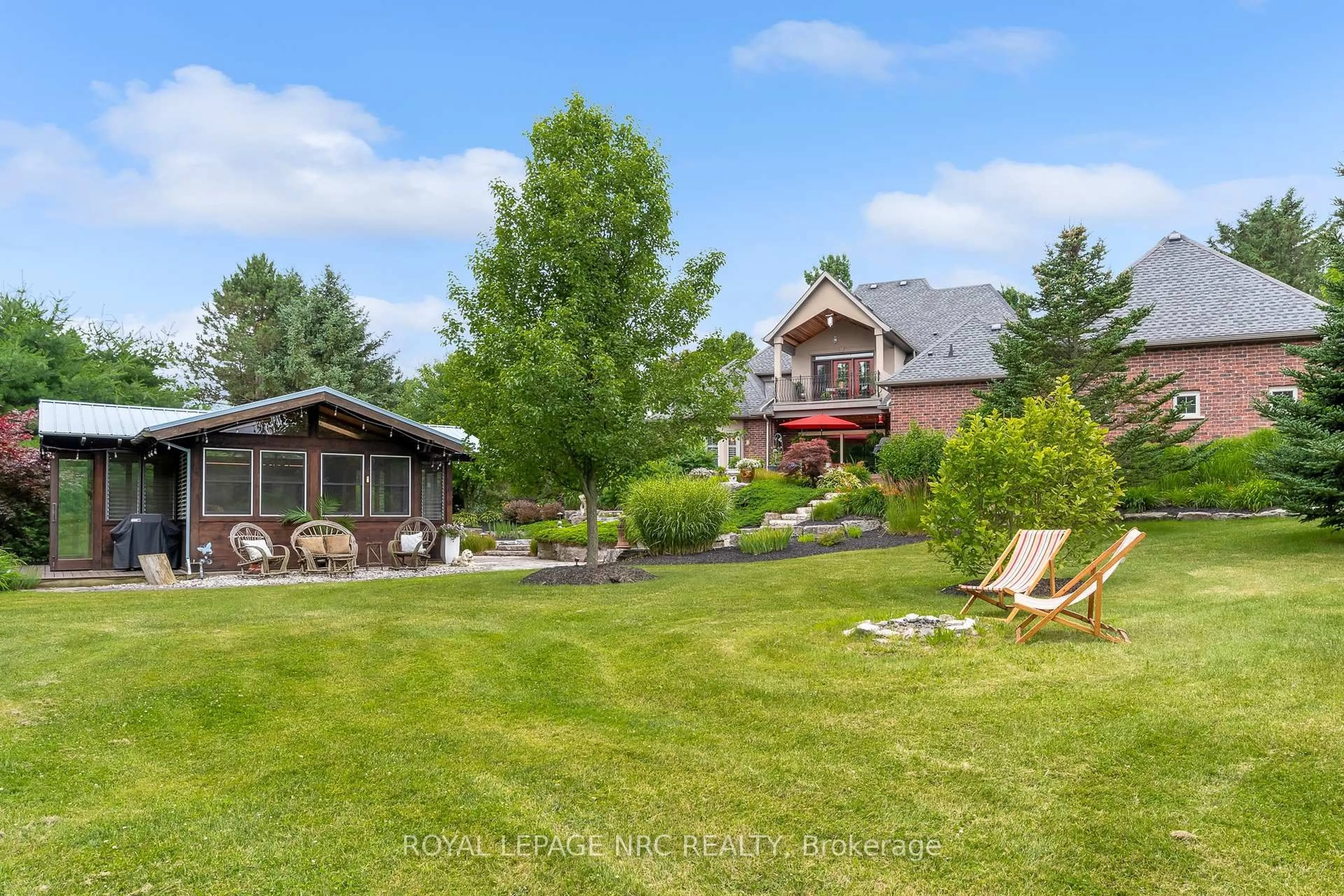 A pic from outside/outdoor area/front of a property/back of a property/a pic from drone, water/lake/river/ocean view for 1323 Effingham St, Pelham Ontario L0S 1M0
