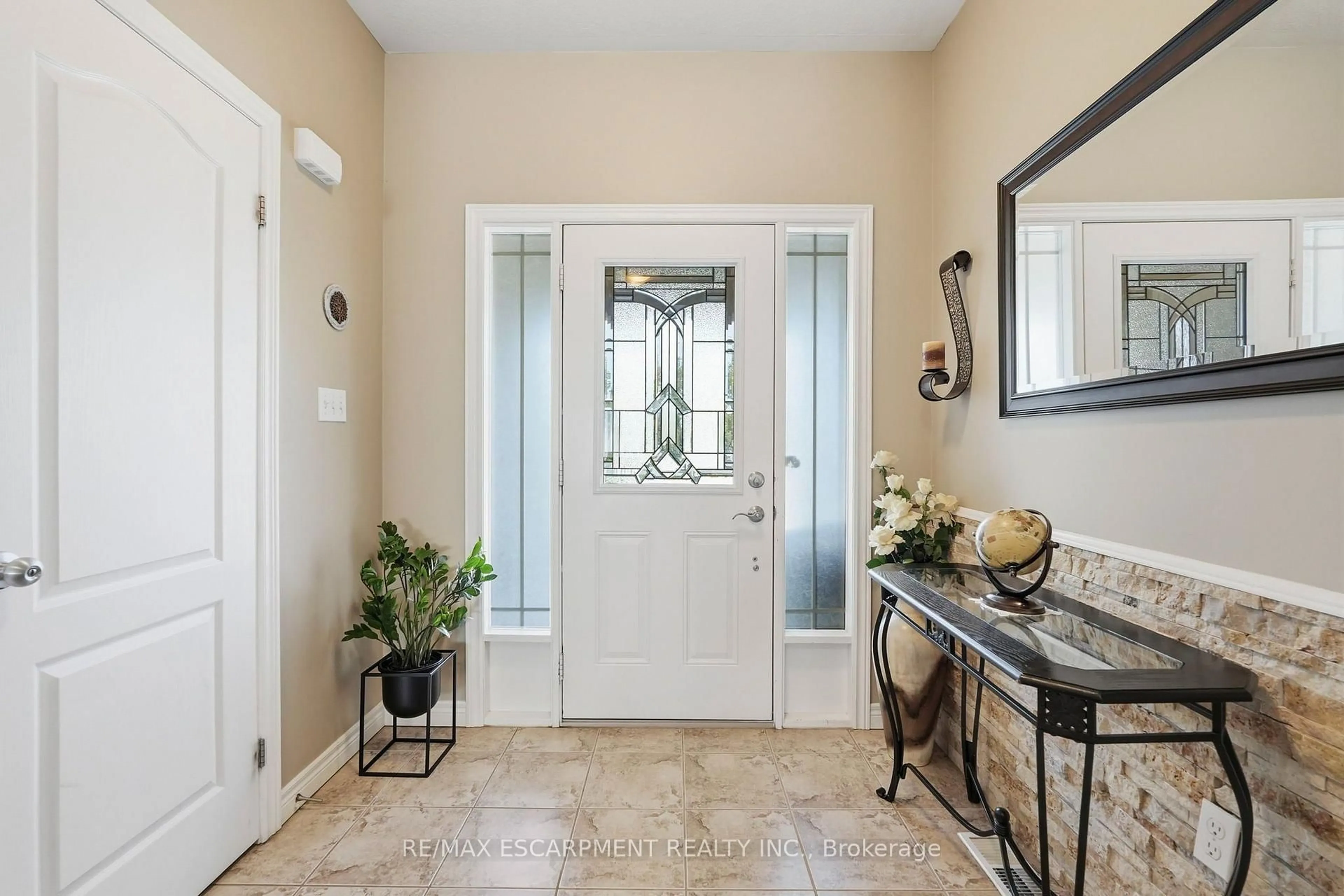Indoor entryway for 1332 Baseline Rd, Hamilton Ontario L8E 0E4