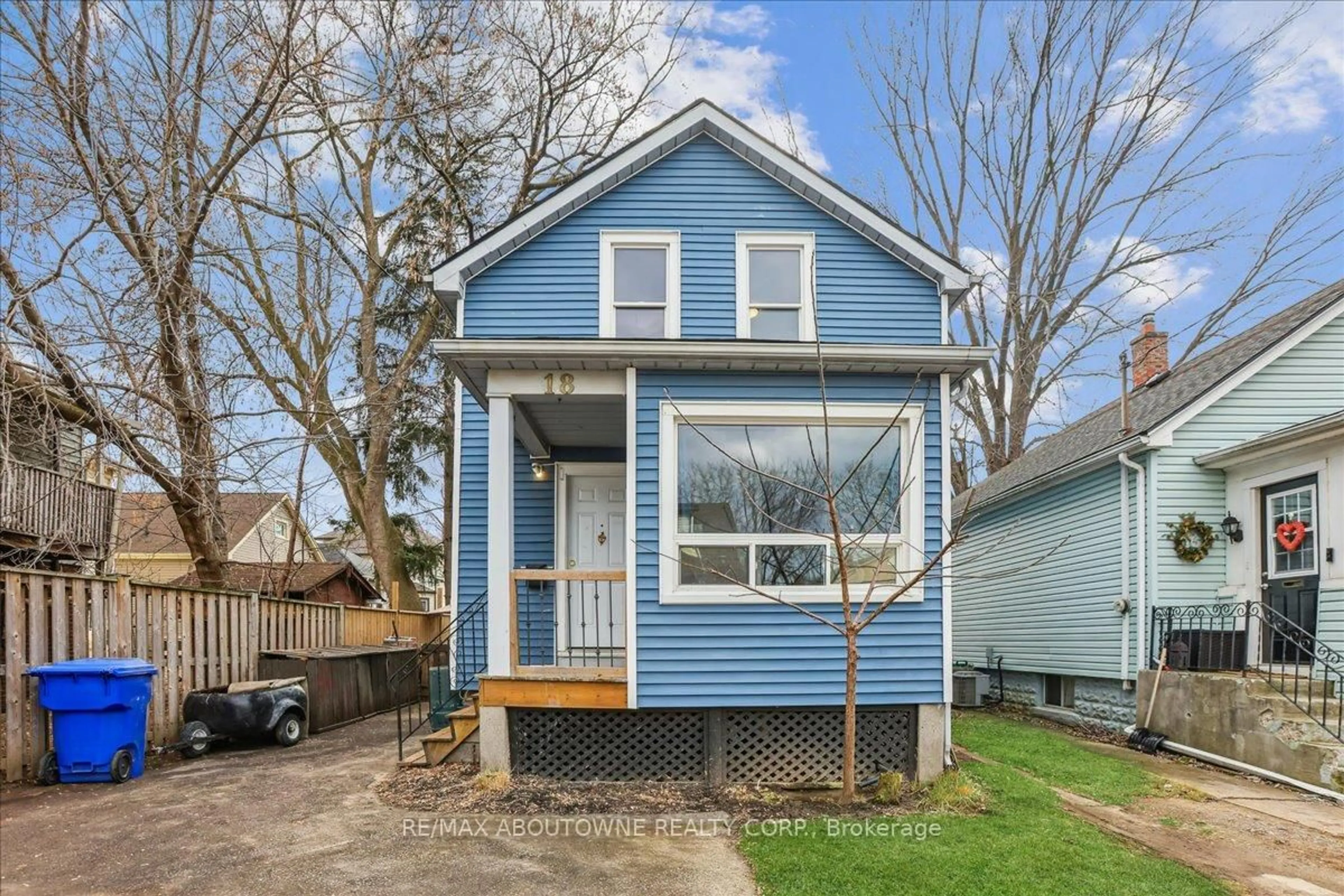 Home with vinyl exterior material, street for 18 Linwood St, St. Catharines Ontario L2R 1H3