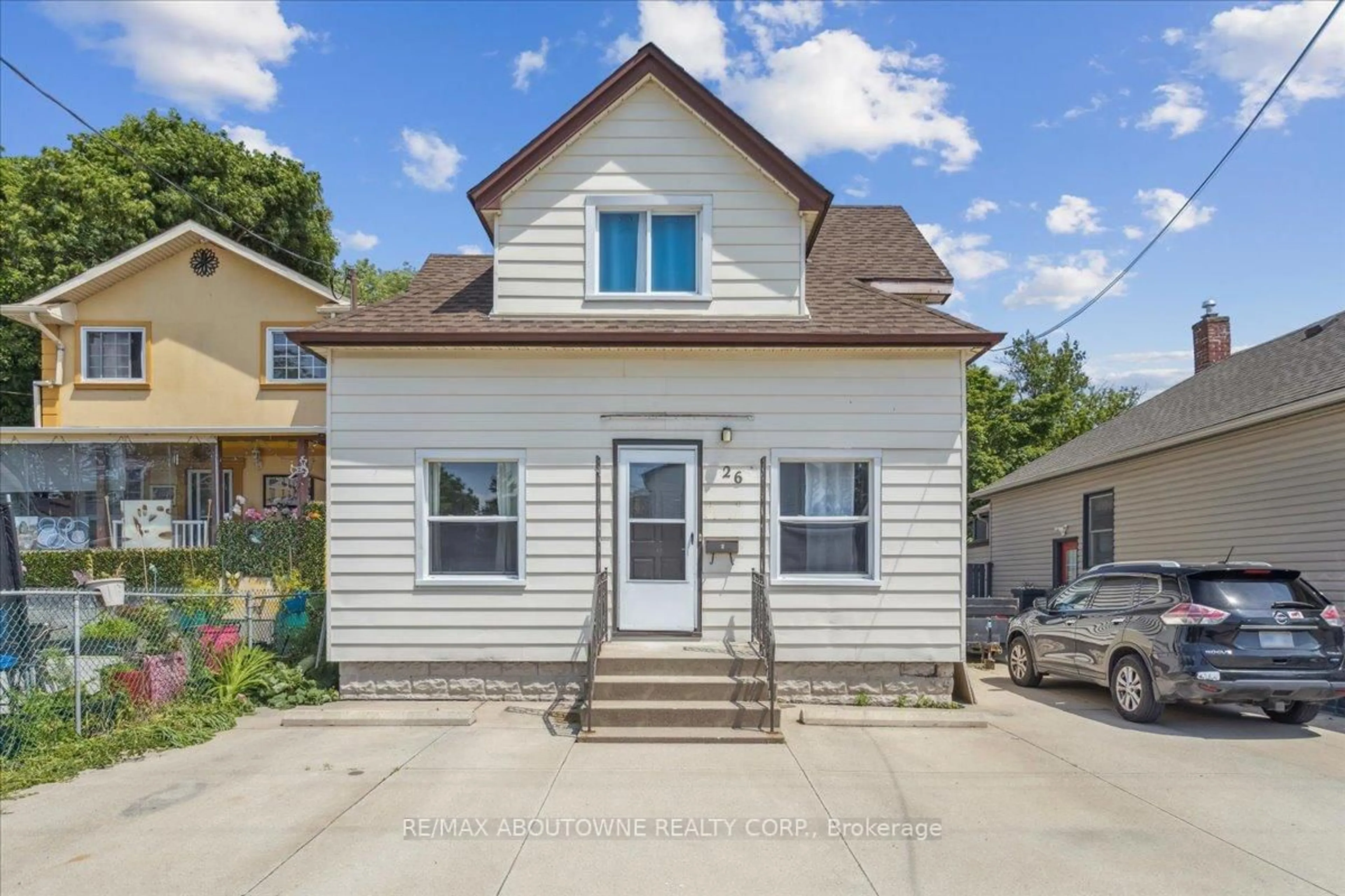 Home with vinyl exterior material, street for 26 Vine St, St. Catharines Ontario L2M 4T2