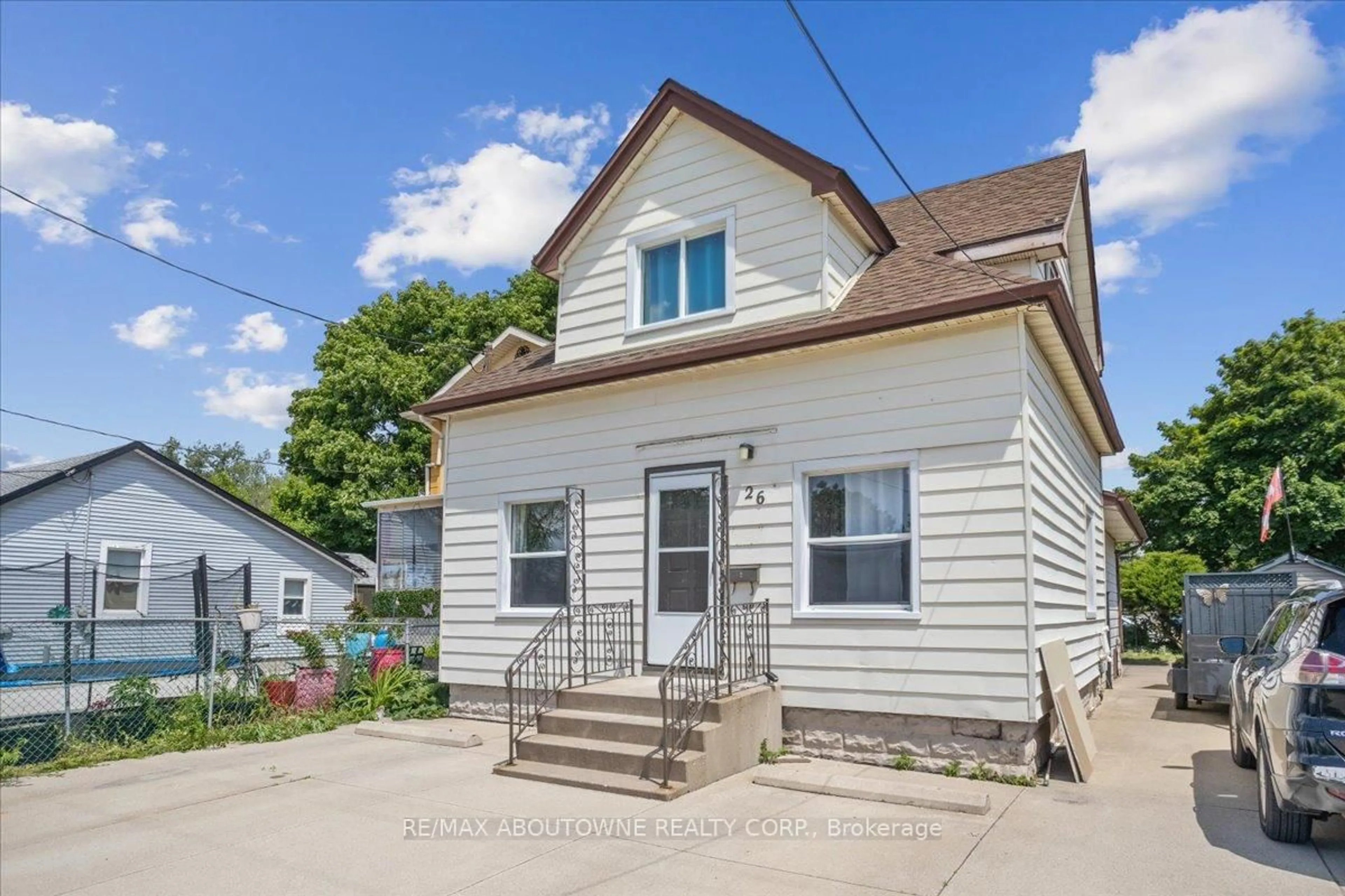 Home with vinyl exterior material, street for 26 Vine St, St. Catharines Ontario L2M 4T2