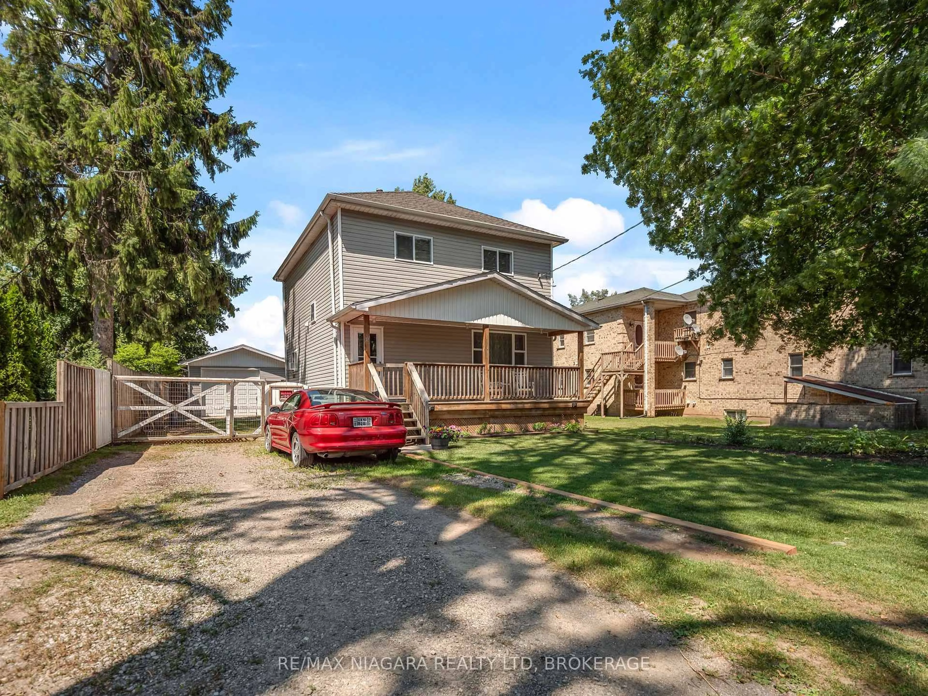 A pic from outside/outdoor area/front of a property/back of a property/a pic from drone, street for 31 Murray St, Fort Erie Ontario L2A 2A3