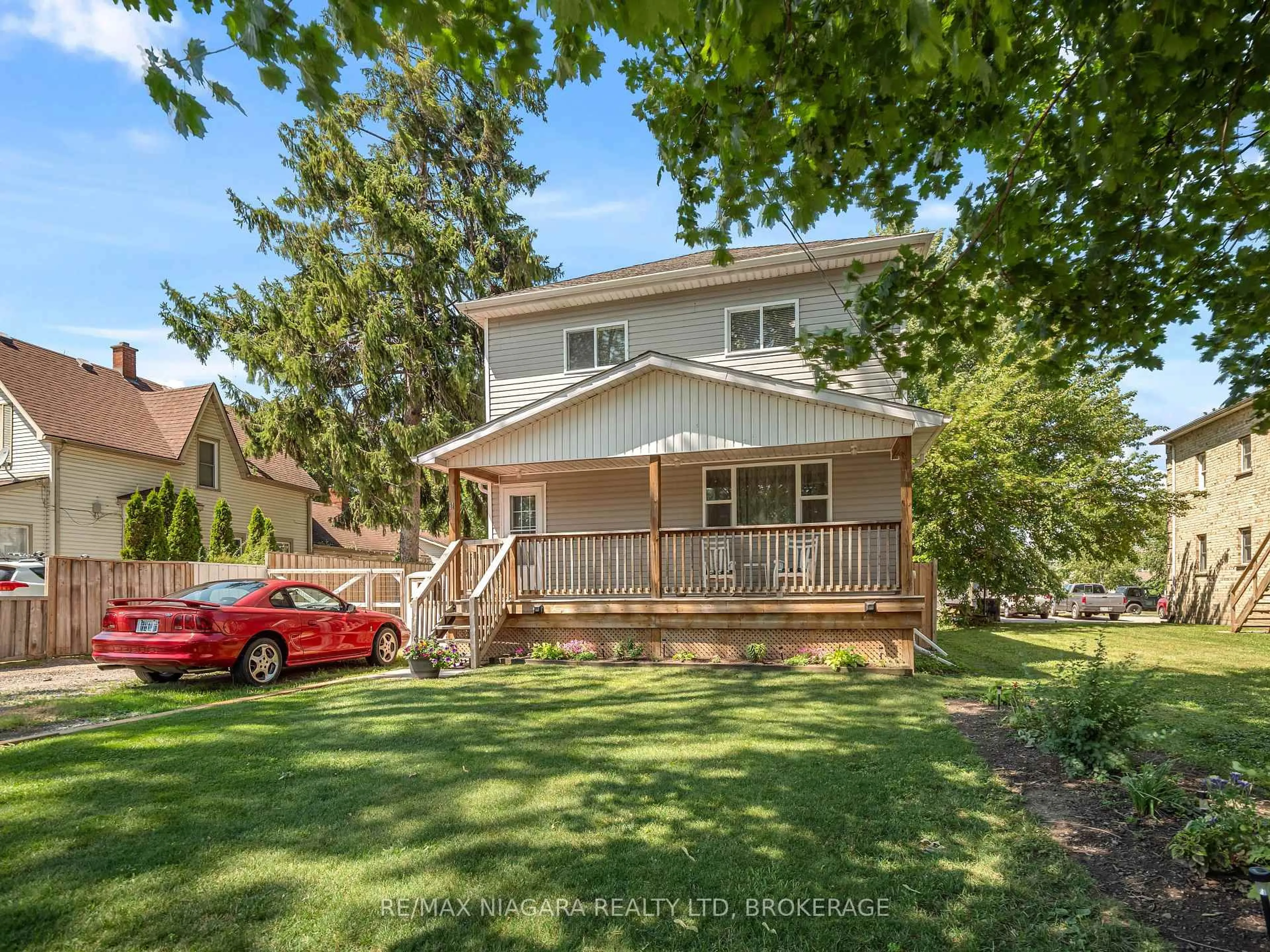 A pic from outside/outdoor area/front of a property/back of a property/a pic from drone, street for 31 Murray St, Fort Erie Ontario L2A 2A3