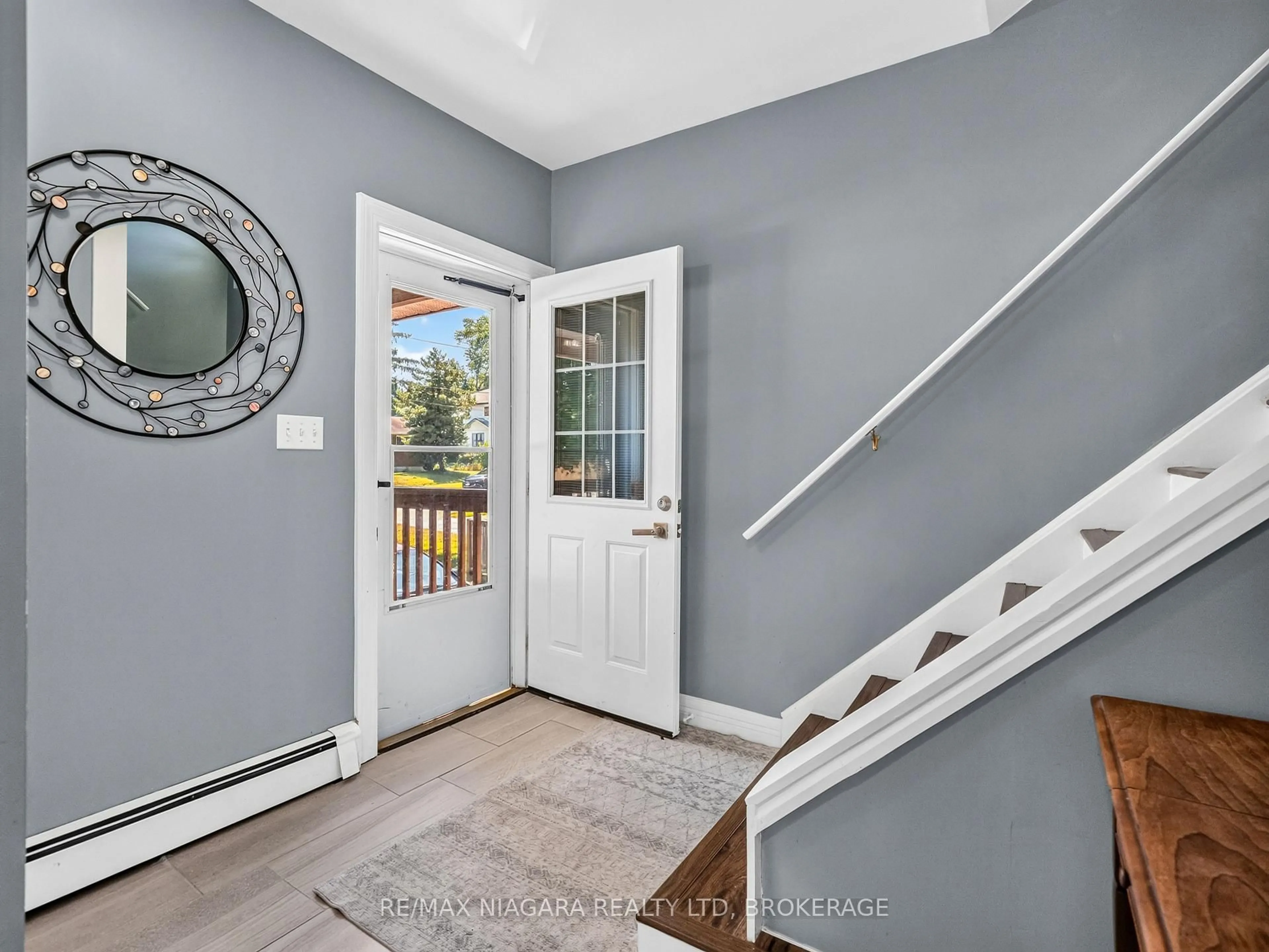 Indoor entryway for 31 Murray St, Fort Erie Ontario L2A 2A3