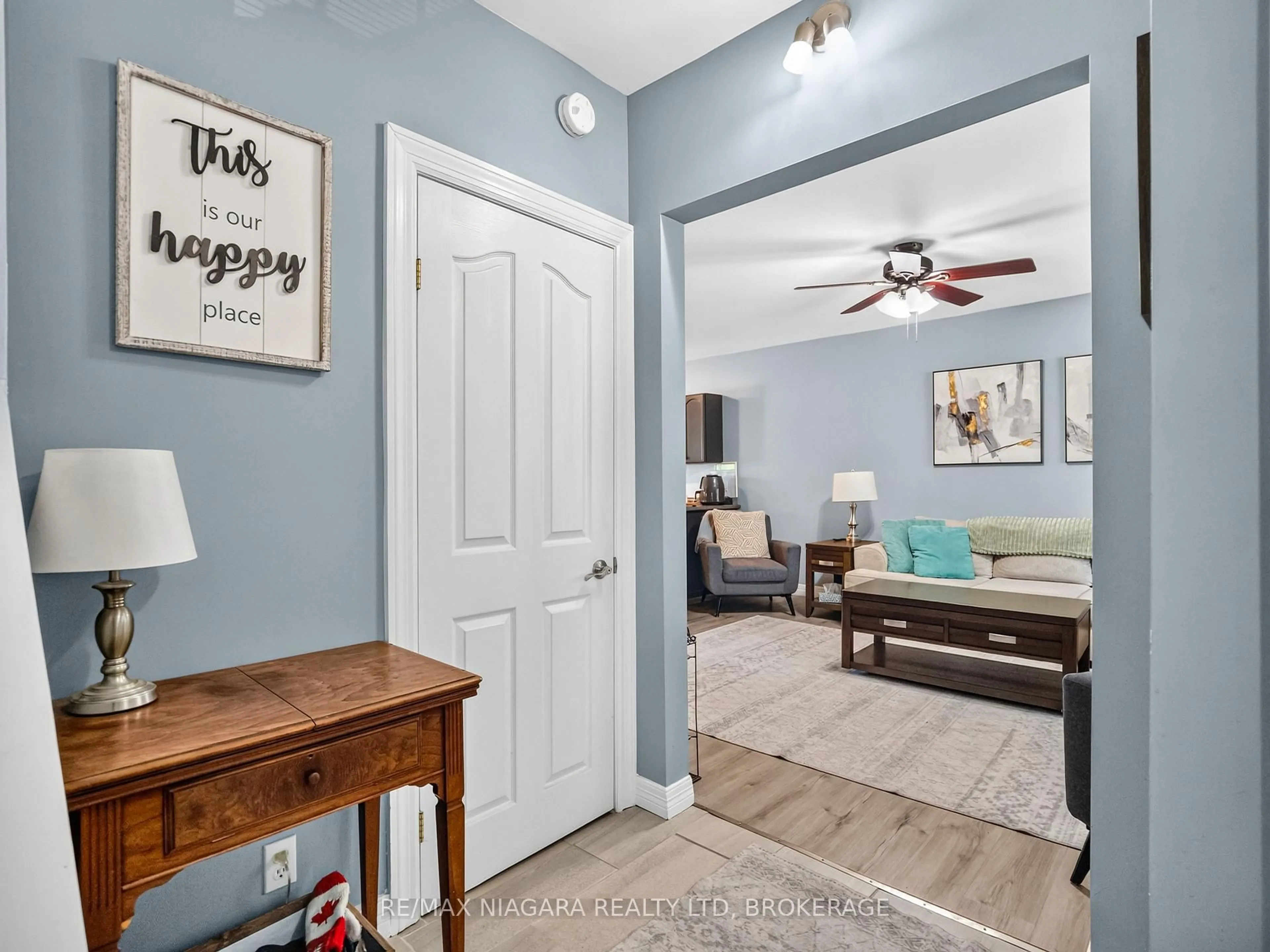 Indoor entryway for 31 Murray St, Fort Erie Ontario L2A 2A3