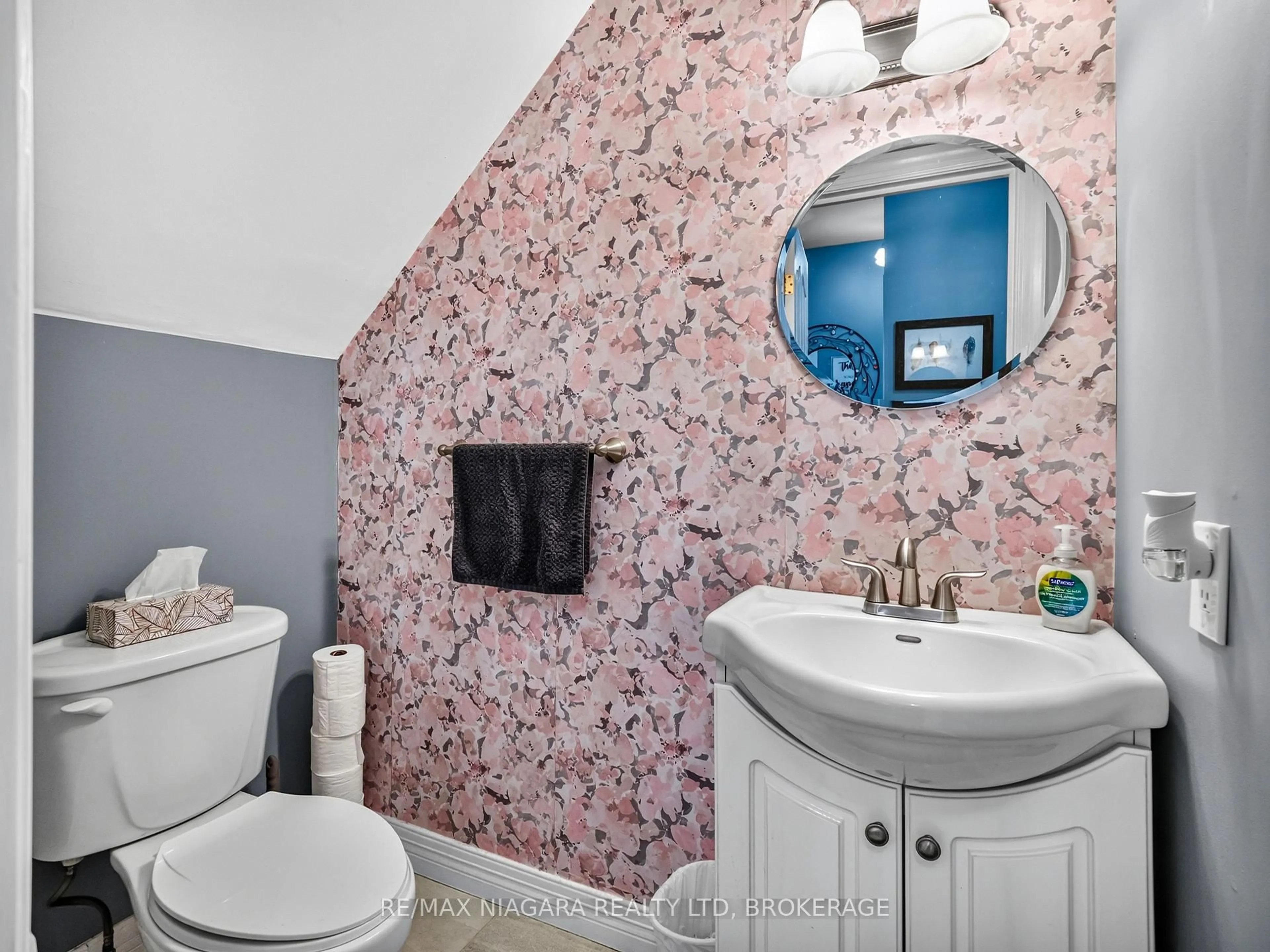 Standard bathroom, ceramic/tile floor for 31 Murray St, Fort Erie Ontario L2A 2A3