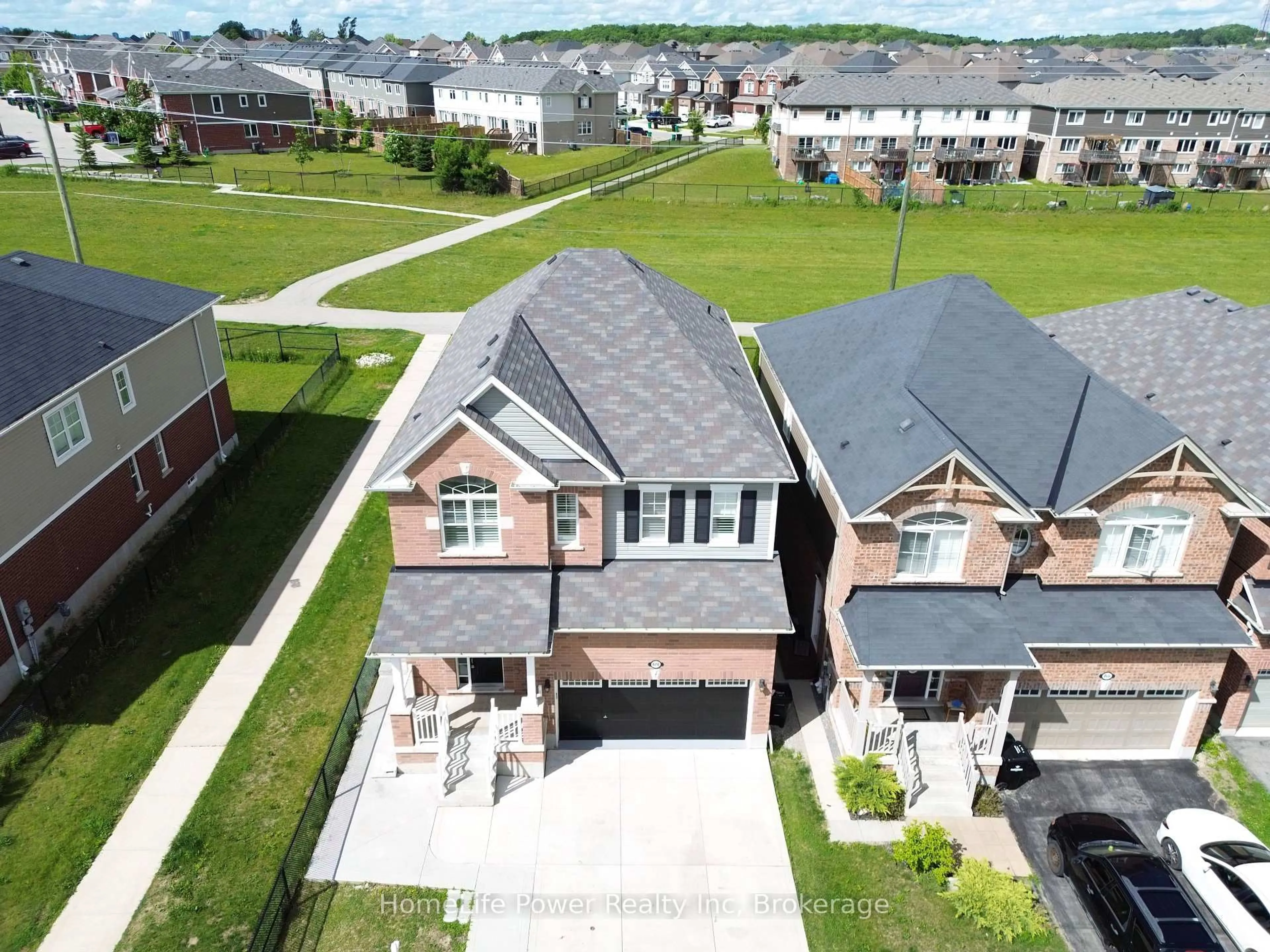 A pic from outside/outdoor area/front of a property/back of a property/a pic from drone, street for 470 Blair Creek Dr, Kitchener Ontario N2P 2X6