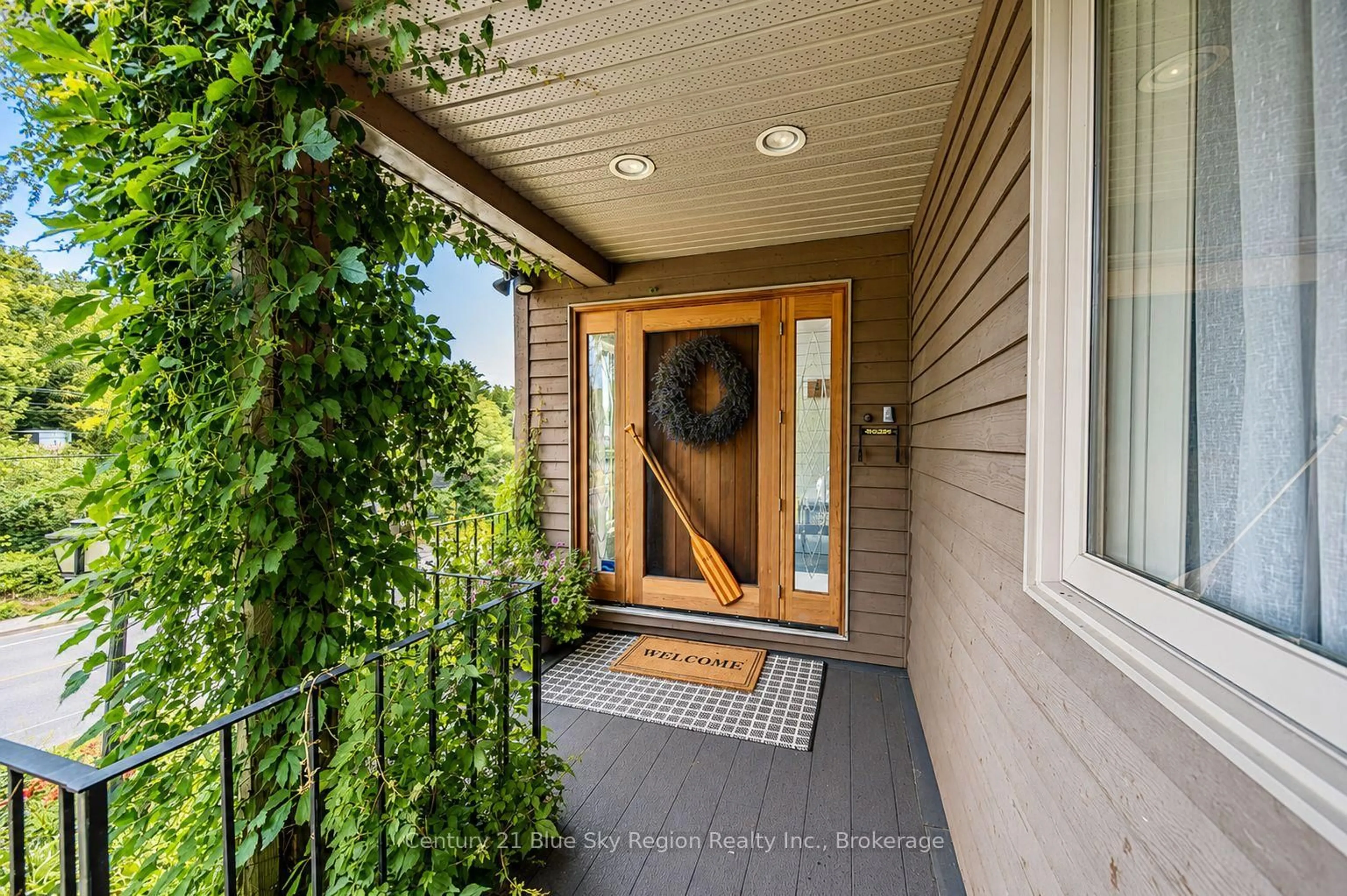 Indoor entryway for 333 MAIN St, Callander Ontario P0H 1H0