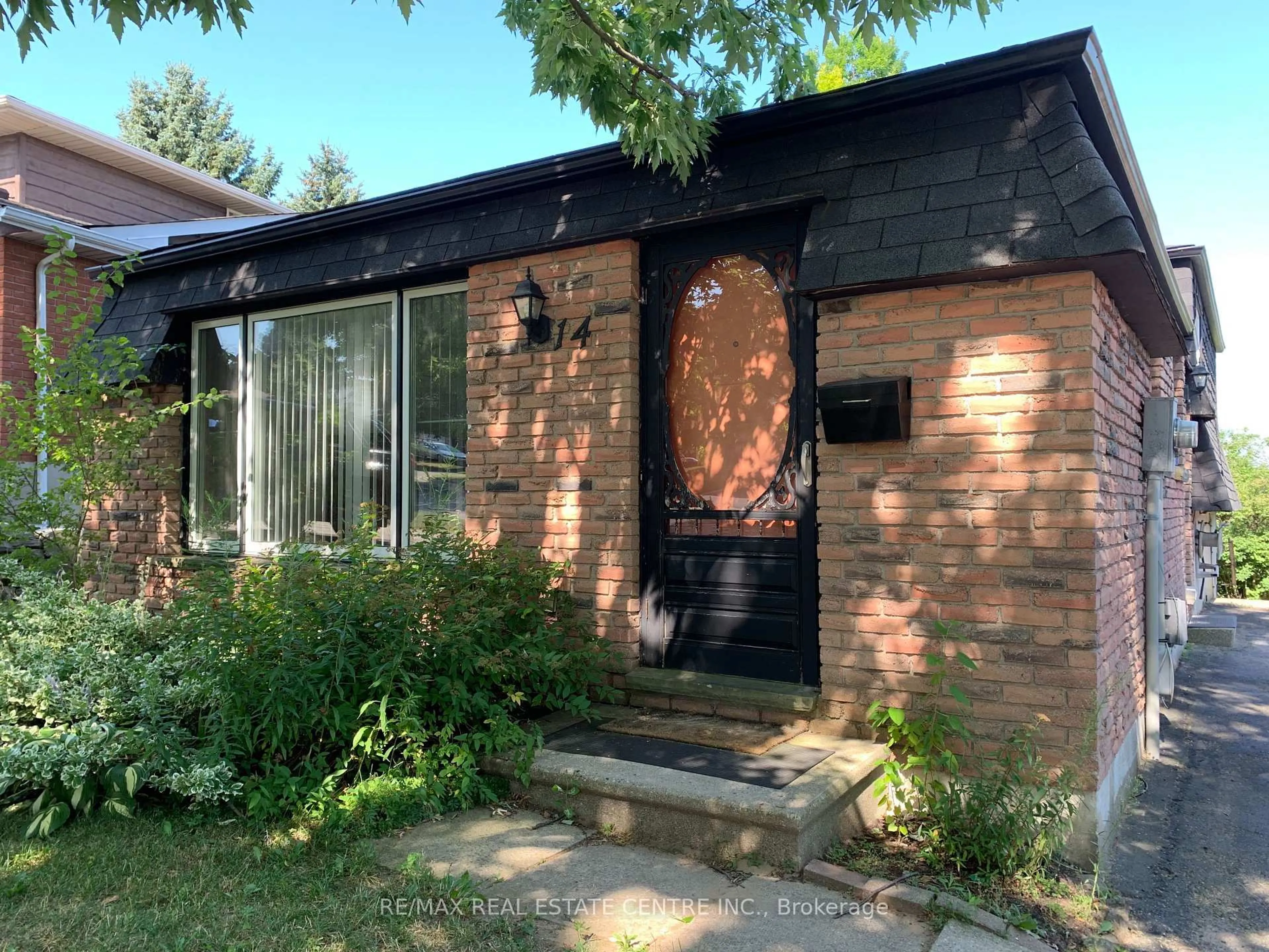 Home with brick exterior material, street for 14 Sandsprings Cres, Kitchener Ontario N2E 2C7