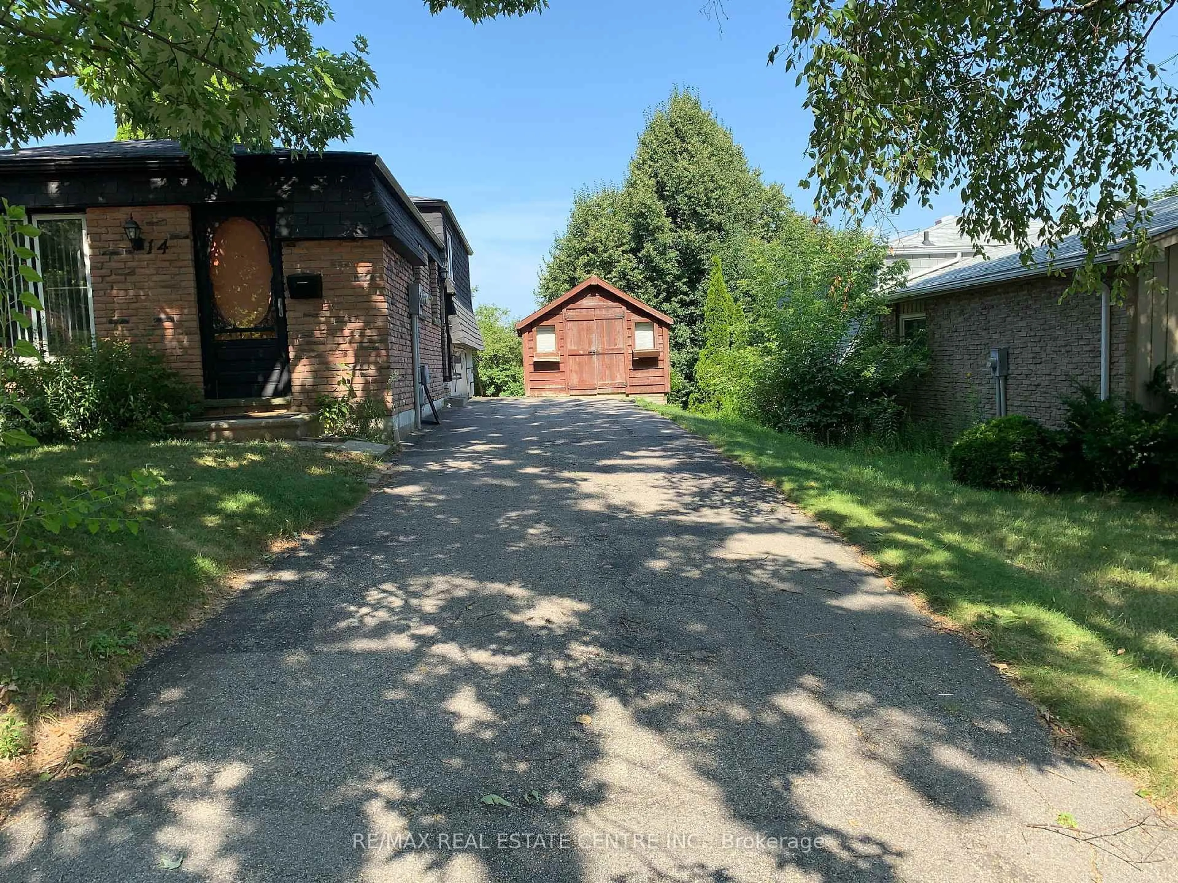A pic from outside/outdoor area/front of a property/back of a property/a pic from drone, street for 14 Sandsprings Cres, Kitchener Ontario N2E 2C7