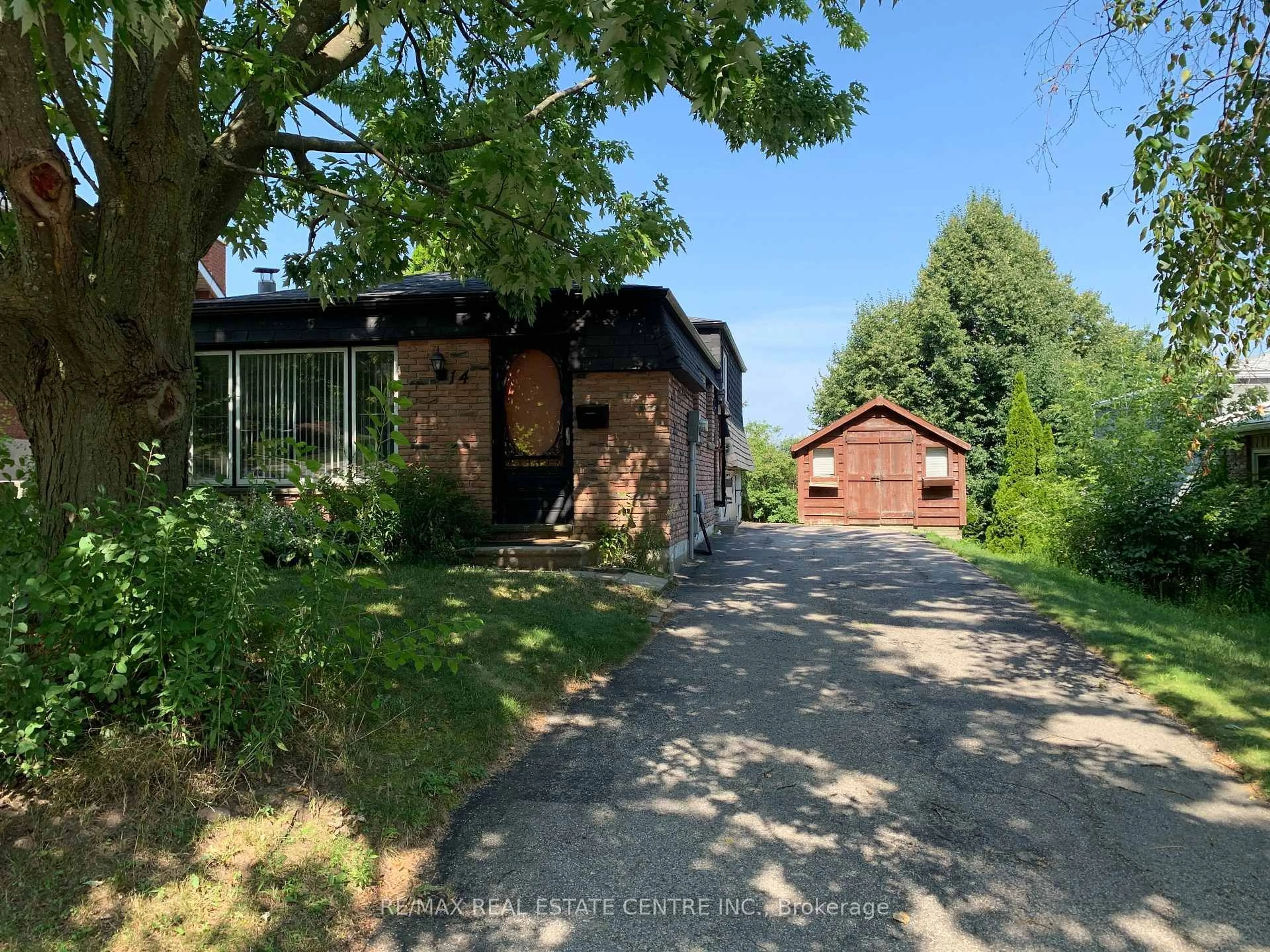 A pic from outside/outdoor area/front of a property/back of a property/a pic from drone, street for 14 Sandsprings Cres, Kitchener Ontario N2E 2C7